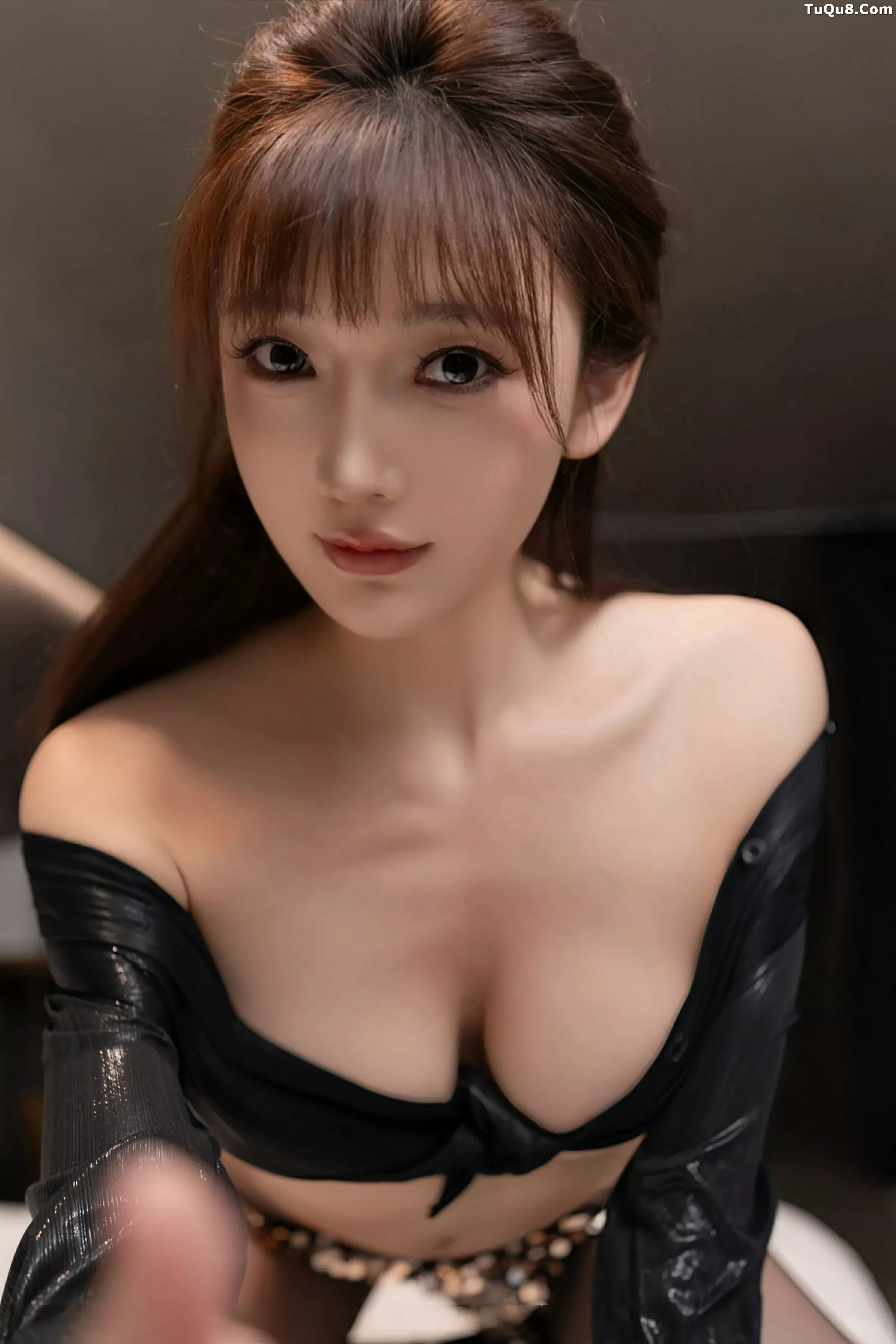 陆萱萱性感黑色衬衫配开档黑丝半脱秀柔美身姿完美绝美写真 第 103 张