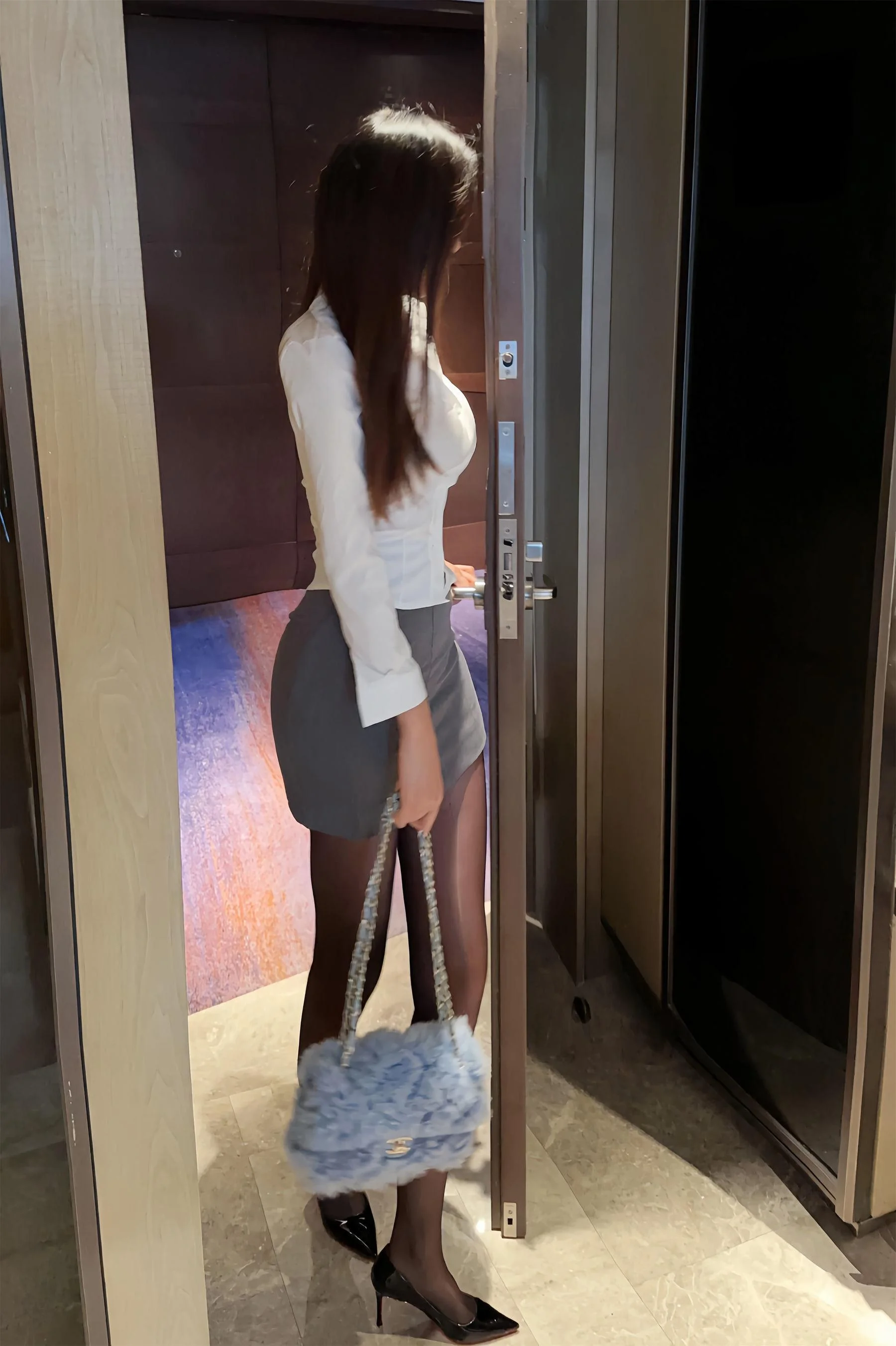 [秀人付费] 绮里嘉 诱人私拍福利 少妇替老公还债 第 15 张