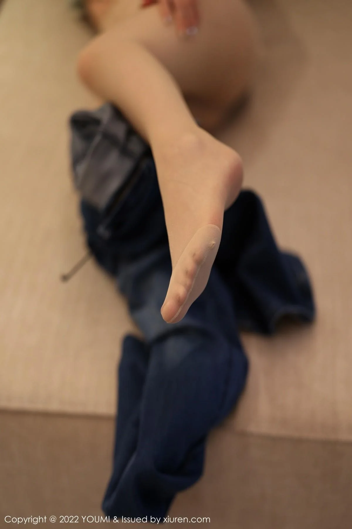 尤妮丝Egg缕空收身上衣配牛仔裤半脱秀豪乳翘臀绝美写真 第 66 张