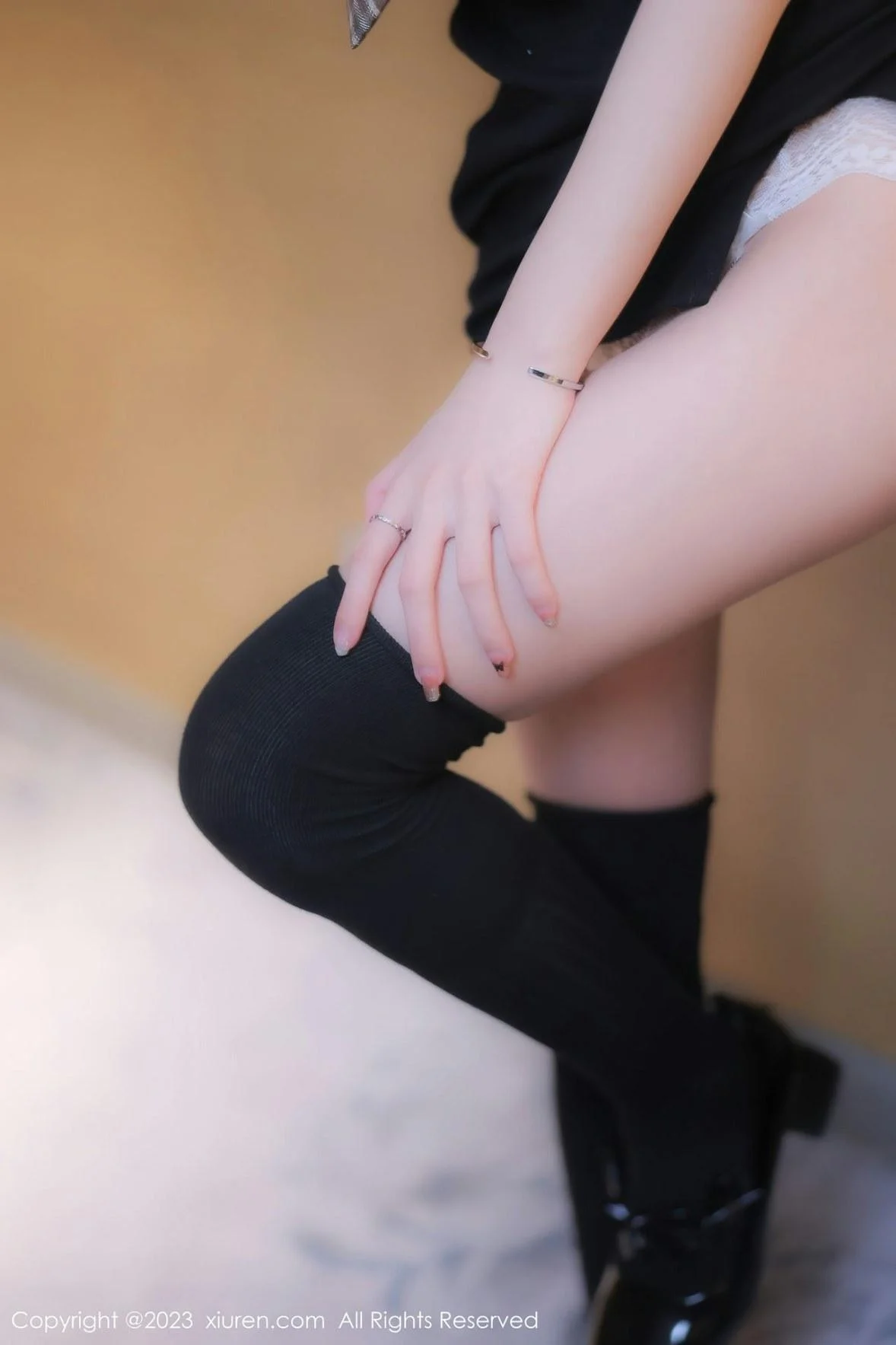 谢小蒽私房半脱学生制服露白色蕾丝内衣迷人绝美写真 第 12 张