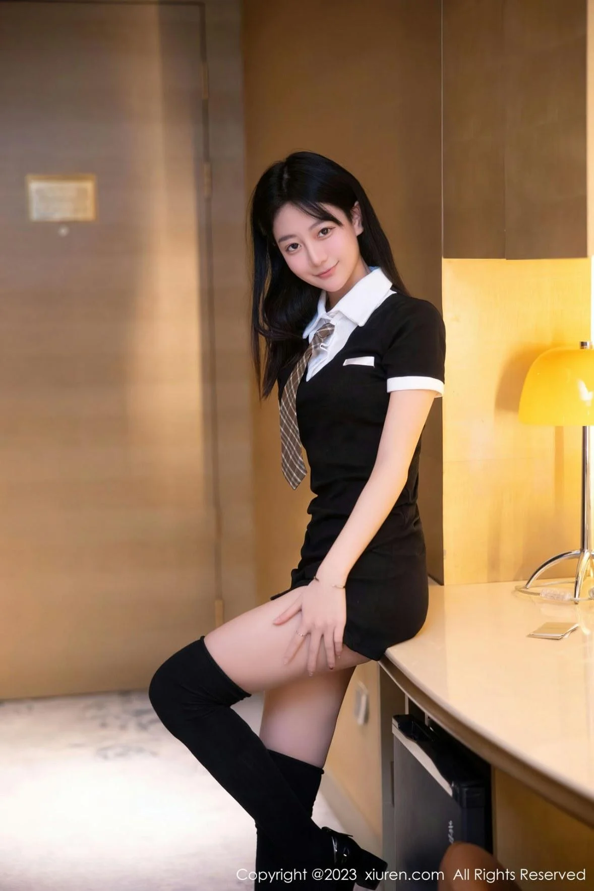 谢小蒽私房半脱学生制服露白色蕾丝内衣迷人绝美写真 第 2 张
