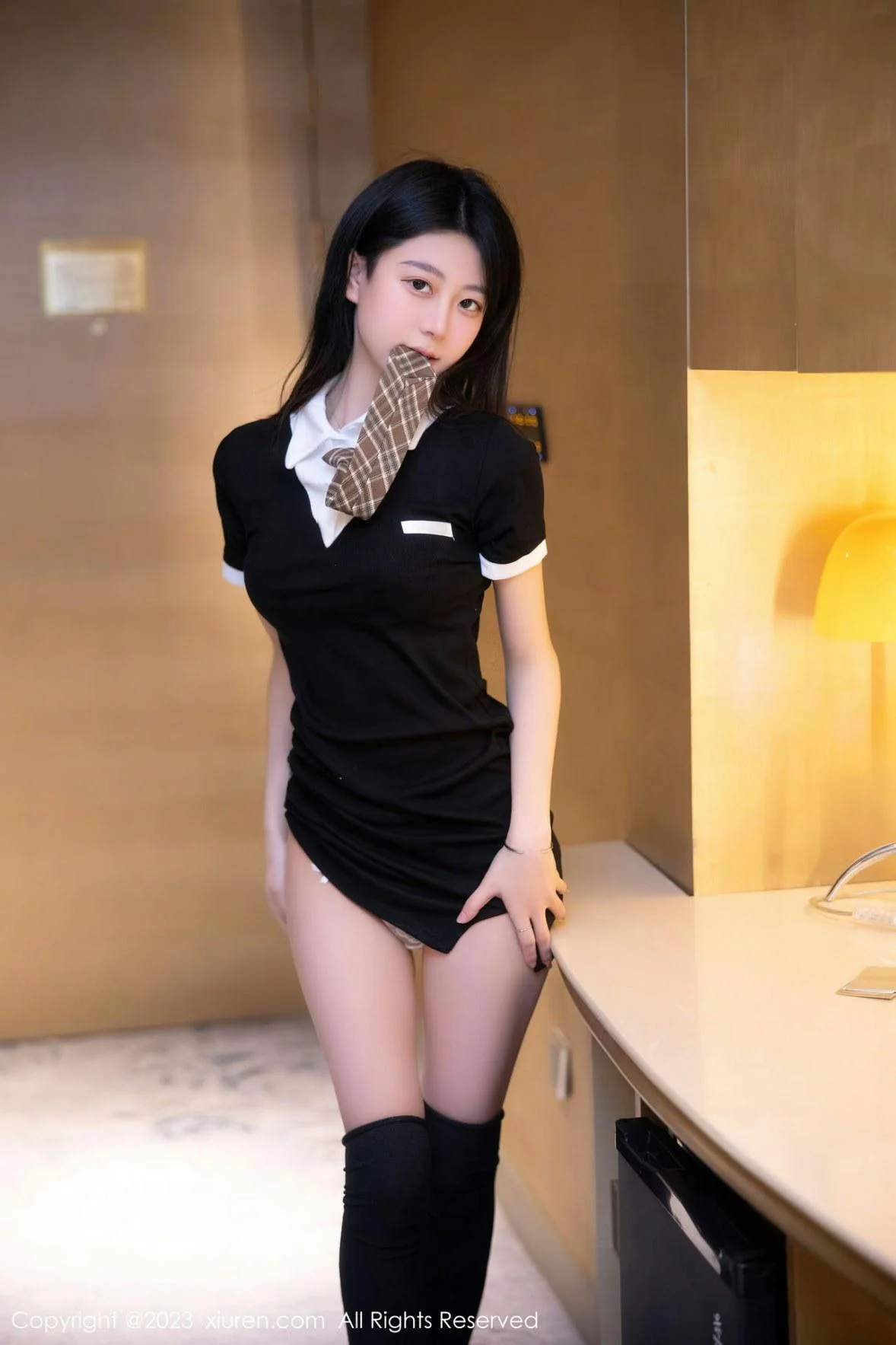 谢小蒽私房半脱学生制服露白色蕾丝内衣迷人绝美写真 第 8 张