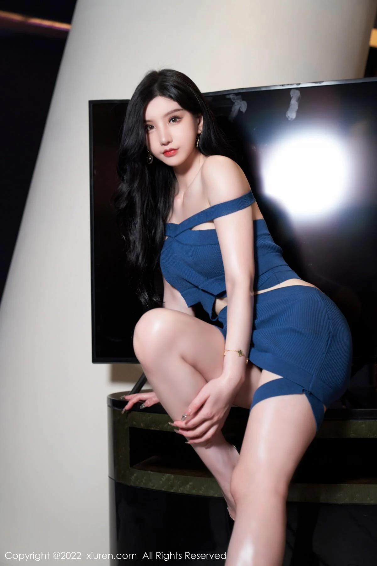 周于希Sally私房性感露肩抹胸服饰半脱秀完美身材绝美写真 第 19 张