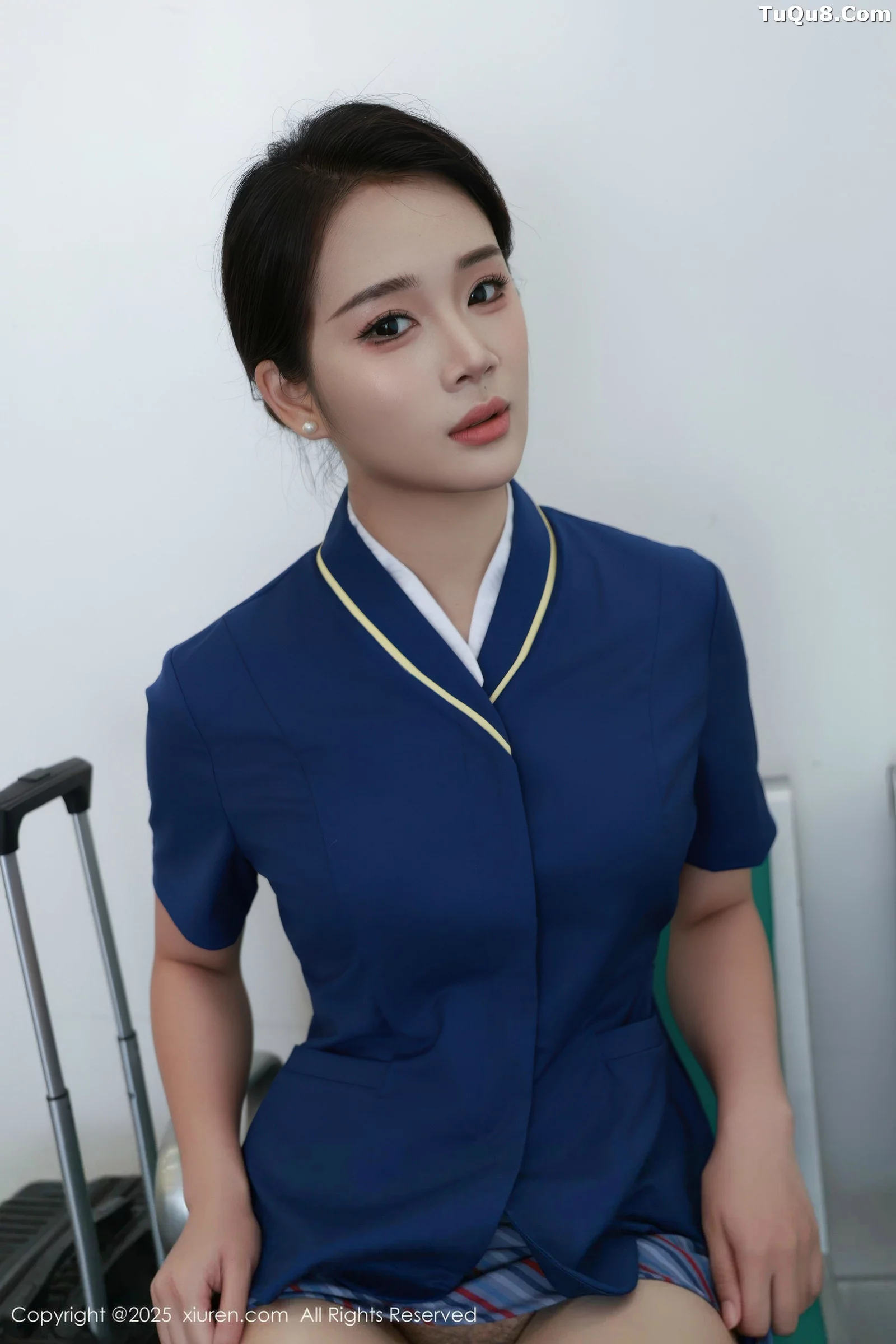 南乔性感蓝色空姐制服配肉色丝袜秀完美身材迷人绝美写真 第 24 张