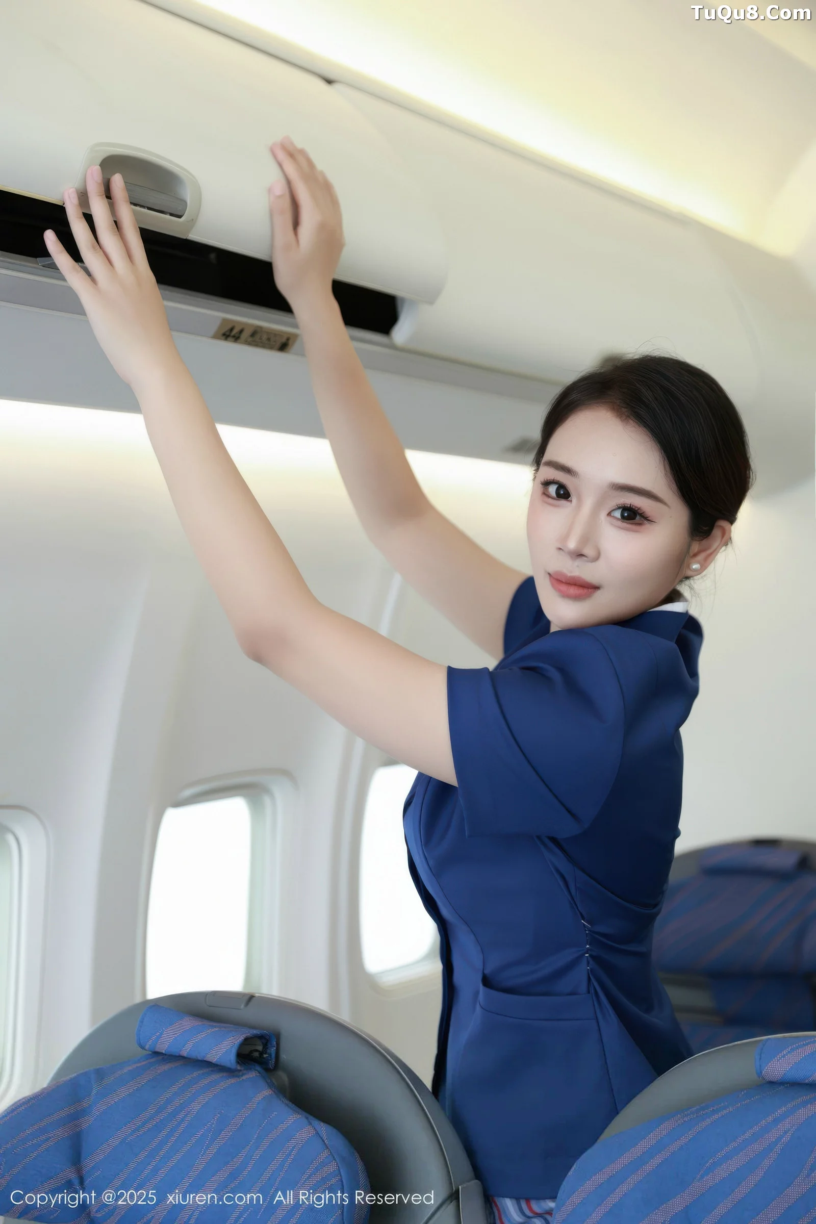 南乔性感蓝色空姐制服配肉色丝袜秀完美身材迷人绝美写真 第 43 张