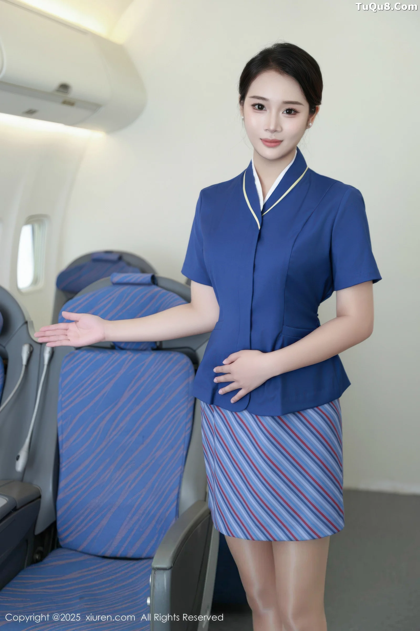 南乔性感蓝色空姐制服配肉色丝袜秀完美身材迷人绝美写真 第 50 张