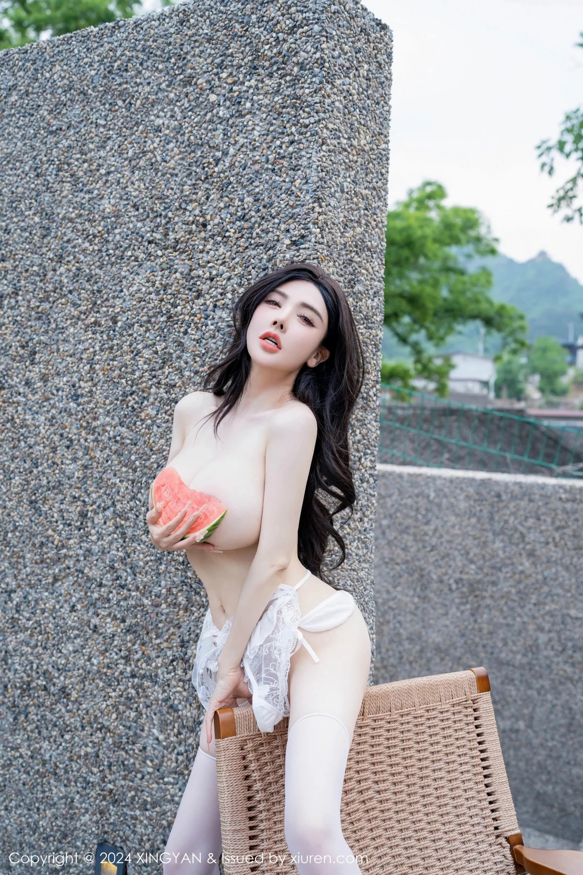 潘思沁户外性感白色情趣服饰配白丝袜秀巨乳肥臀绝美写真 第 109 张