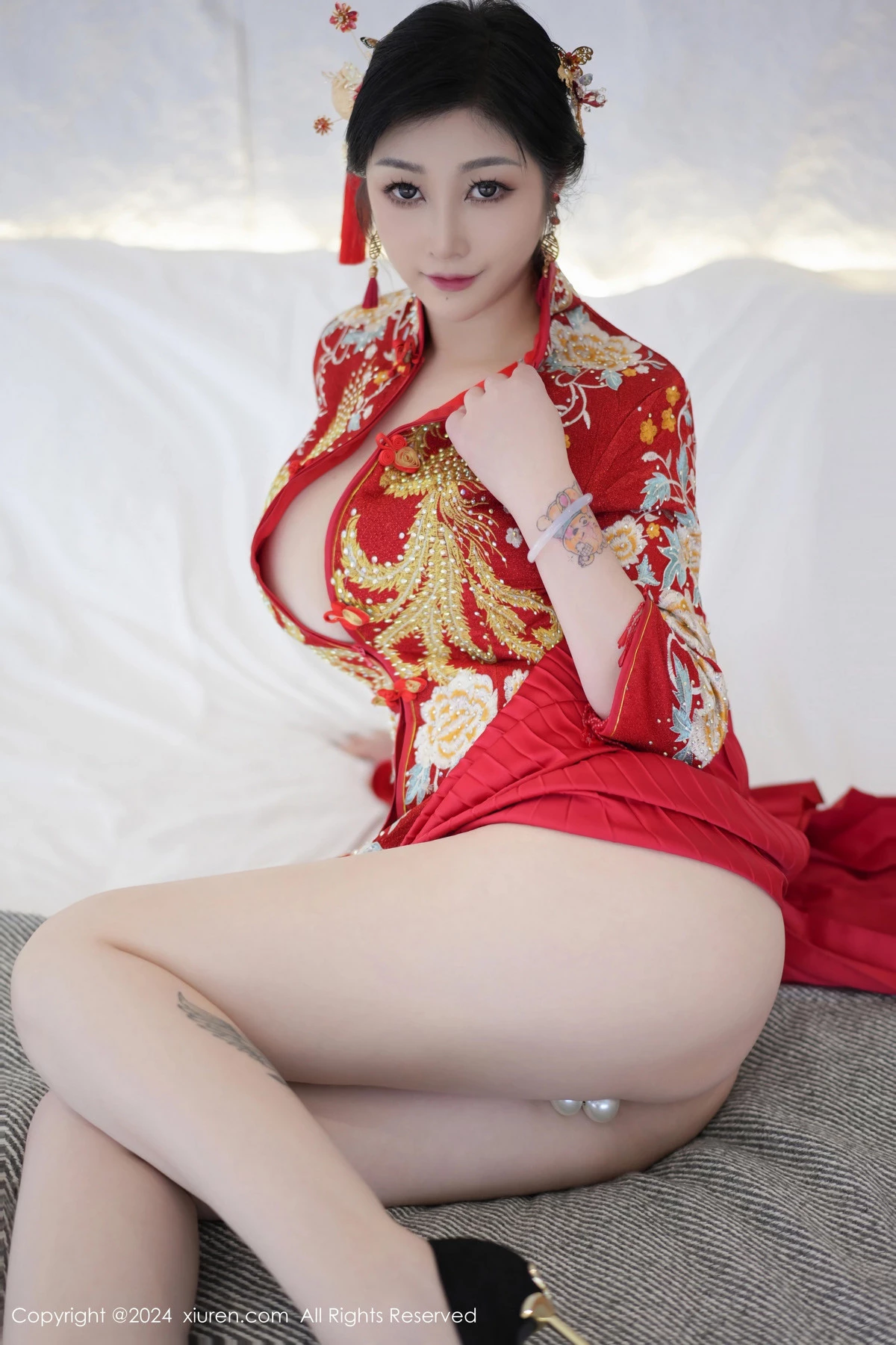 妲己_Toxic性感红色新娘装扮半脱秀丰腴身姿撩人绝美写真 第 10 张