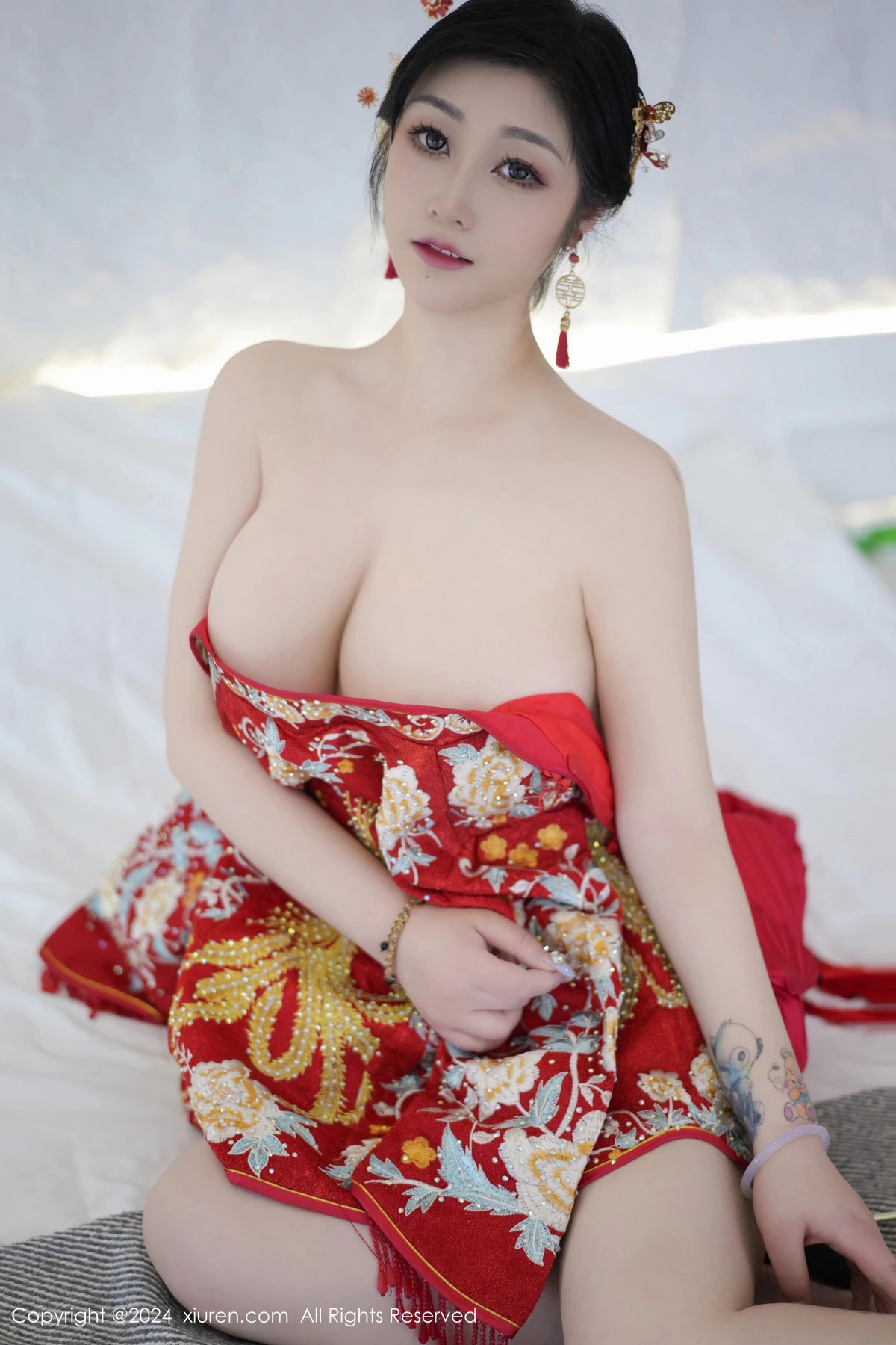 妲己_Toxic性感红色新娘装扮半脱秀丰腴身姿撩人绝美写真 第 17 张