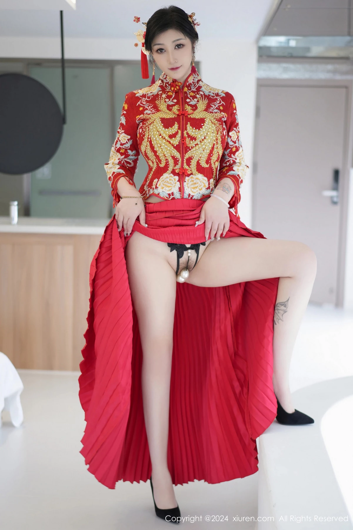 妲己_Toxic性感红色新娘装扮半脱秀丰腴身姿撩人绝美写真 第 4 张