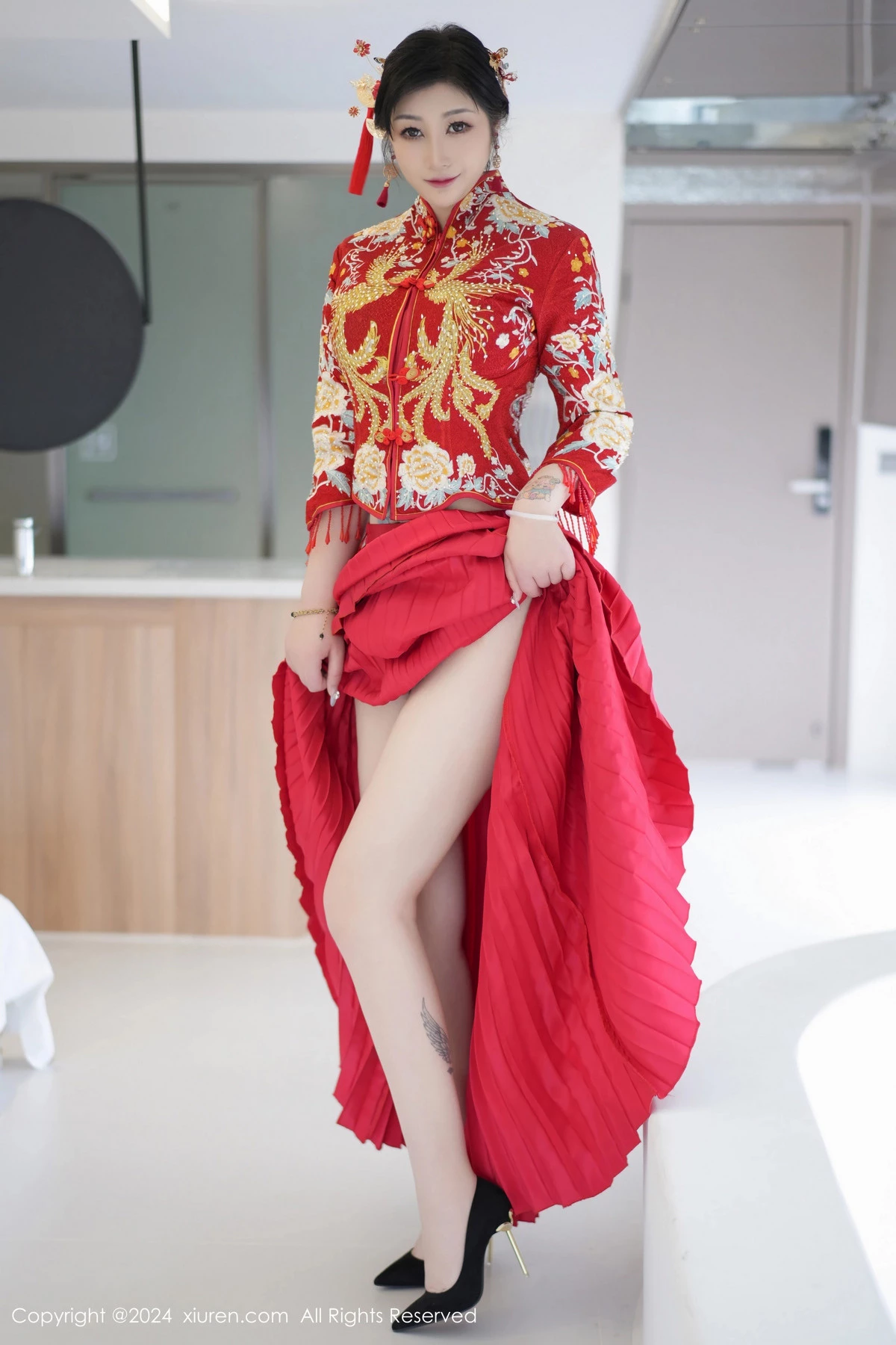 妲己_Toxic性感红色新娘装扮半脱秀丰腴身姿撩人绝美写真 第 5 张