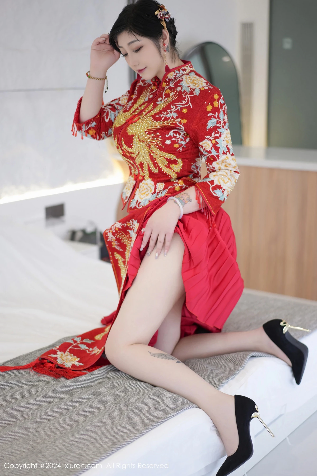 妲己_Toxic性感红色新娘装扮半脱秀丰腴身姿撩人绝美写真 第 6 张