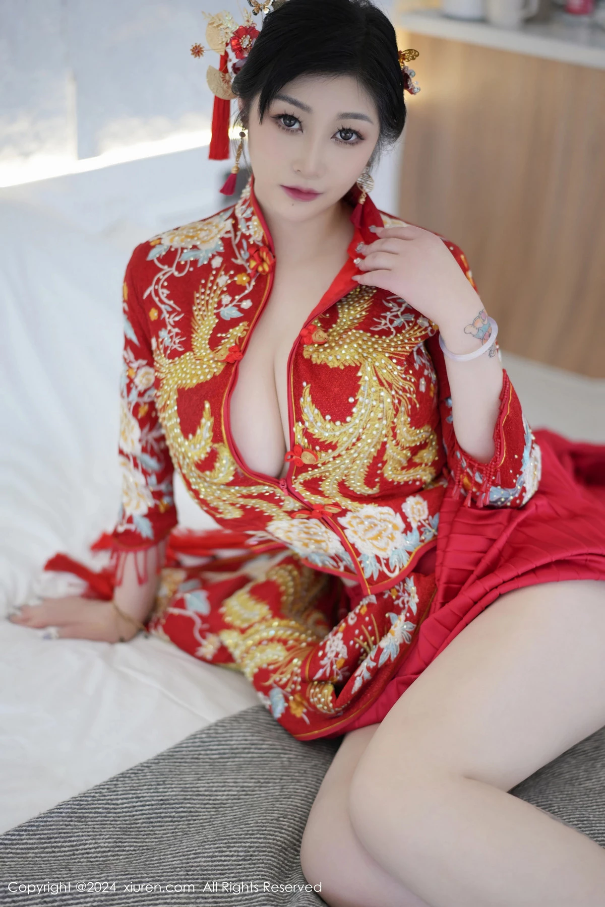 妲己_Toxic性感红色新娘装扮半脱秀丰腴身姿撩人绝美写真 第 9 张