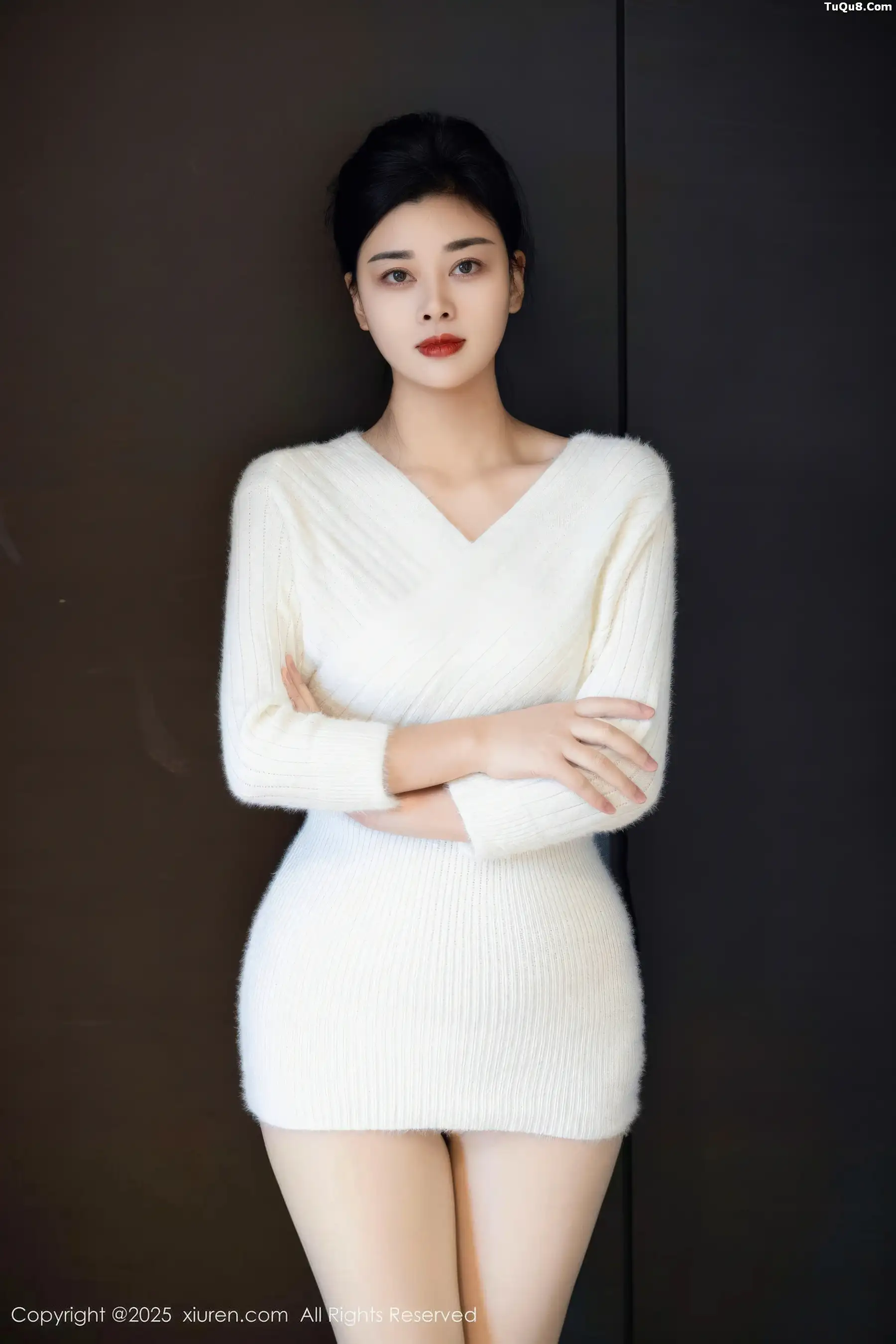 徐清妍性感白色毛衣露黑色内衣配超薄肉丝秀曼妙身姿绝美写真 第 3 张