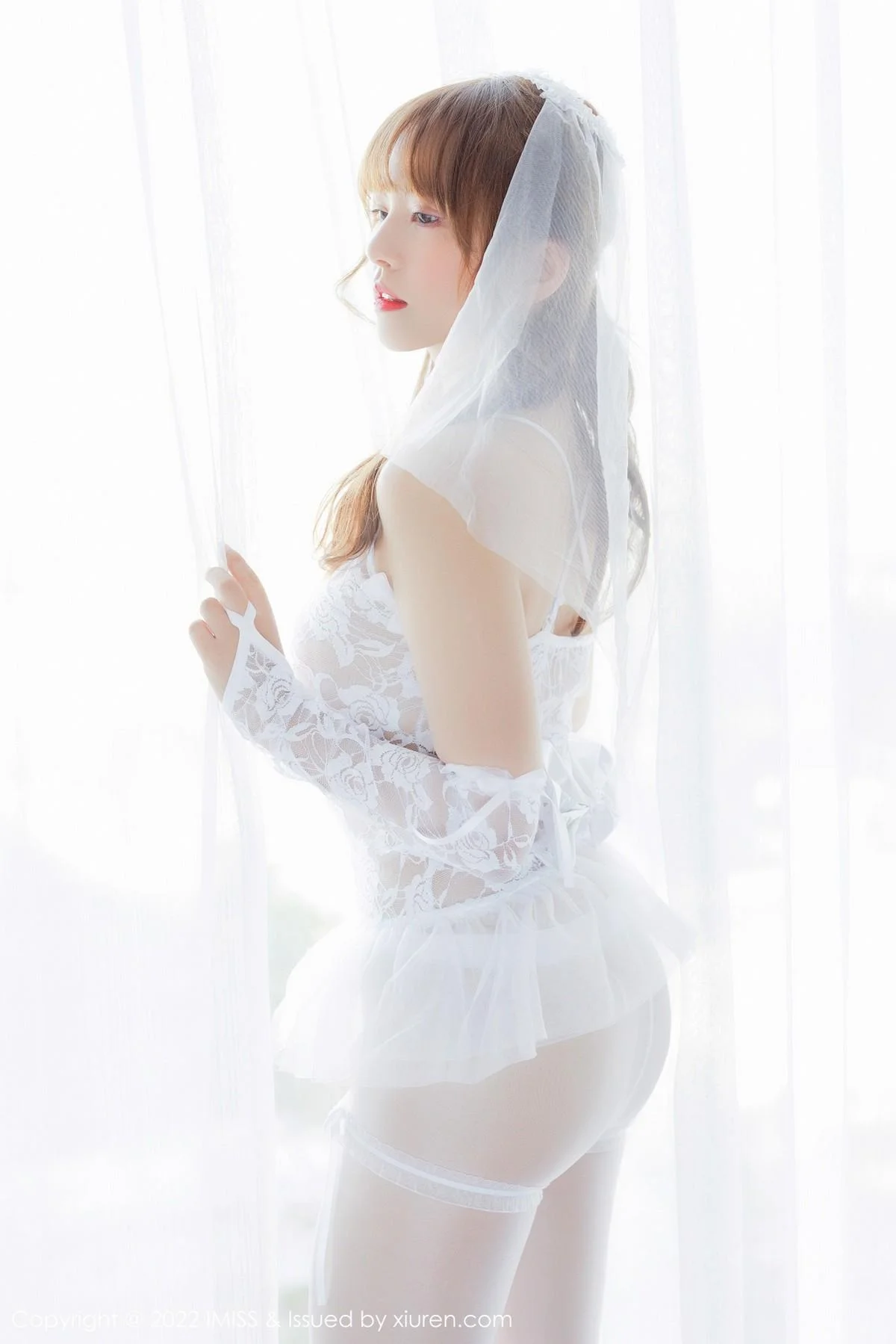 张思允Nice性感白色蕾丝婚纱配白丝袜秀完美身材绝美写真 第 2 张