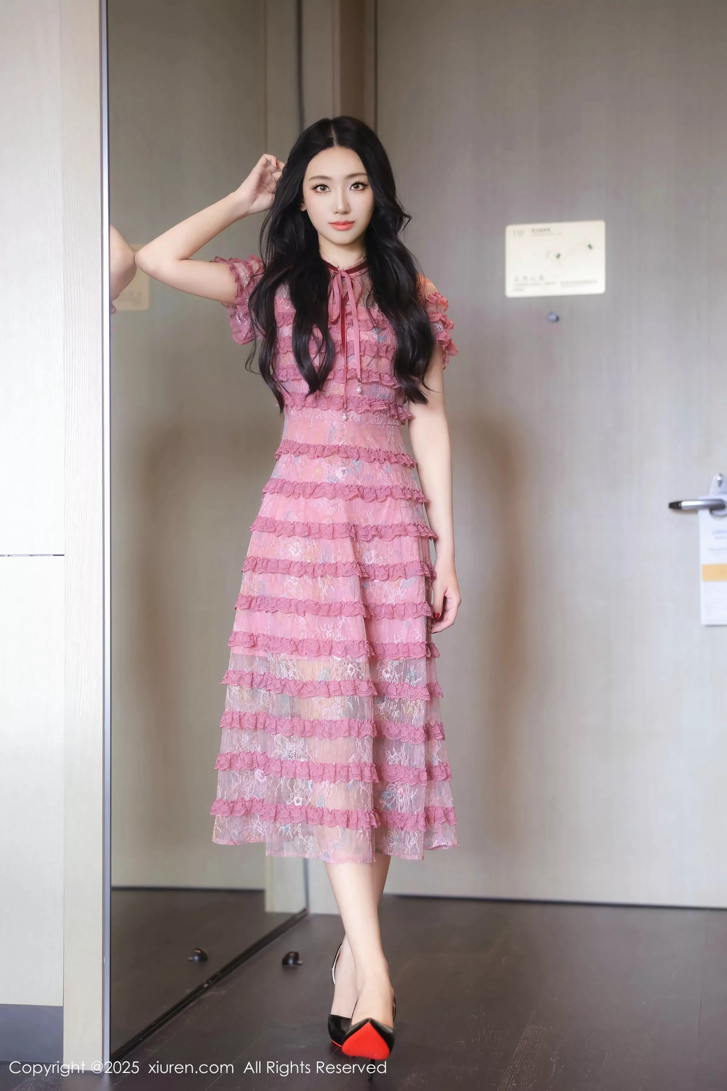 桑宁性感紫色连衣短裙露白色内衣配超薄黑丝秀美腿绝美写真 第 2 张