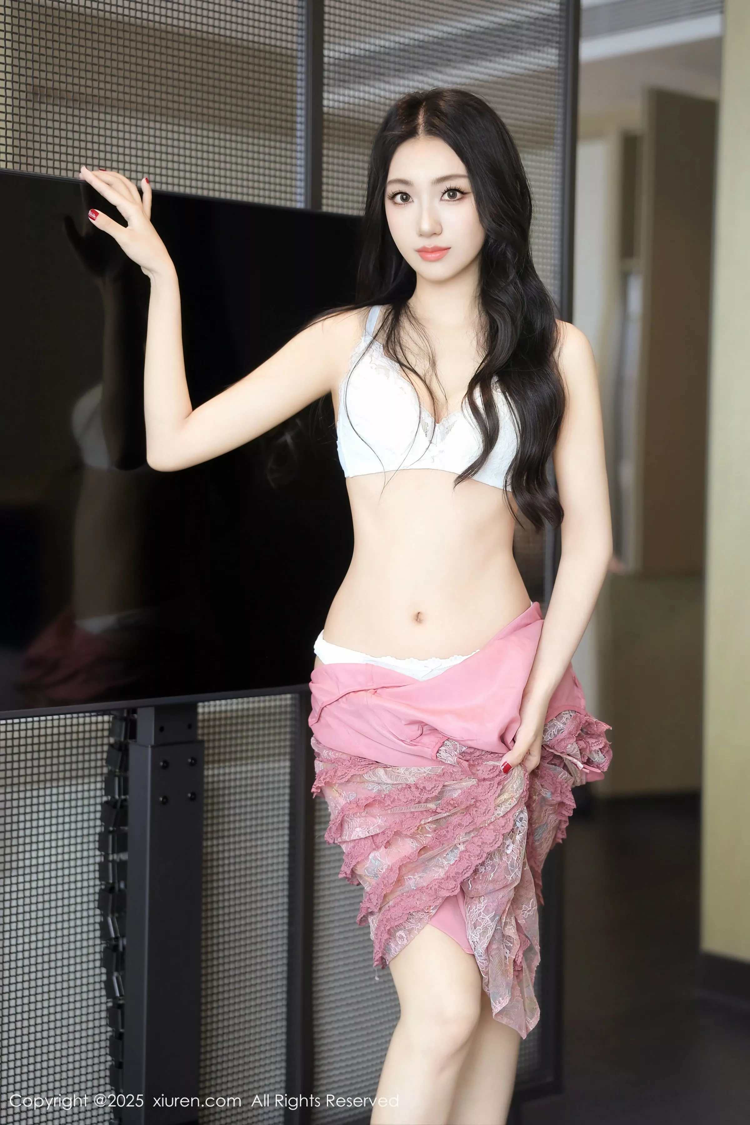 桑宁性感紫色连衣短裙露白色内衣配超薄黑丝秀美腿绝美写真 第 25 张