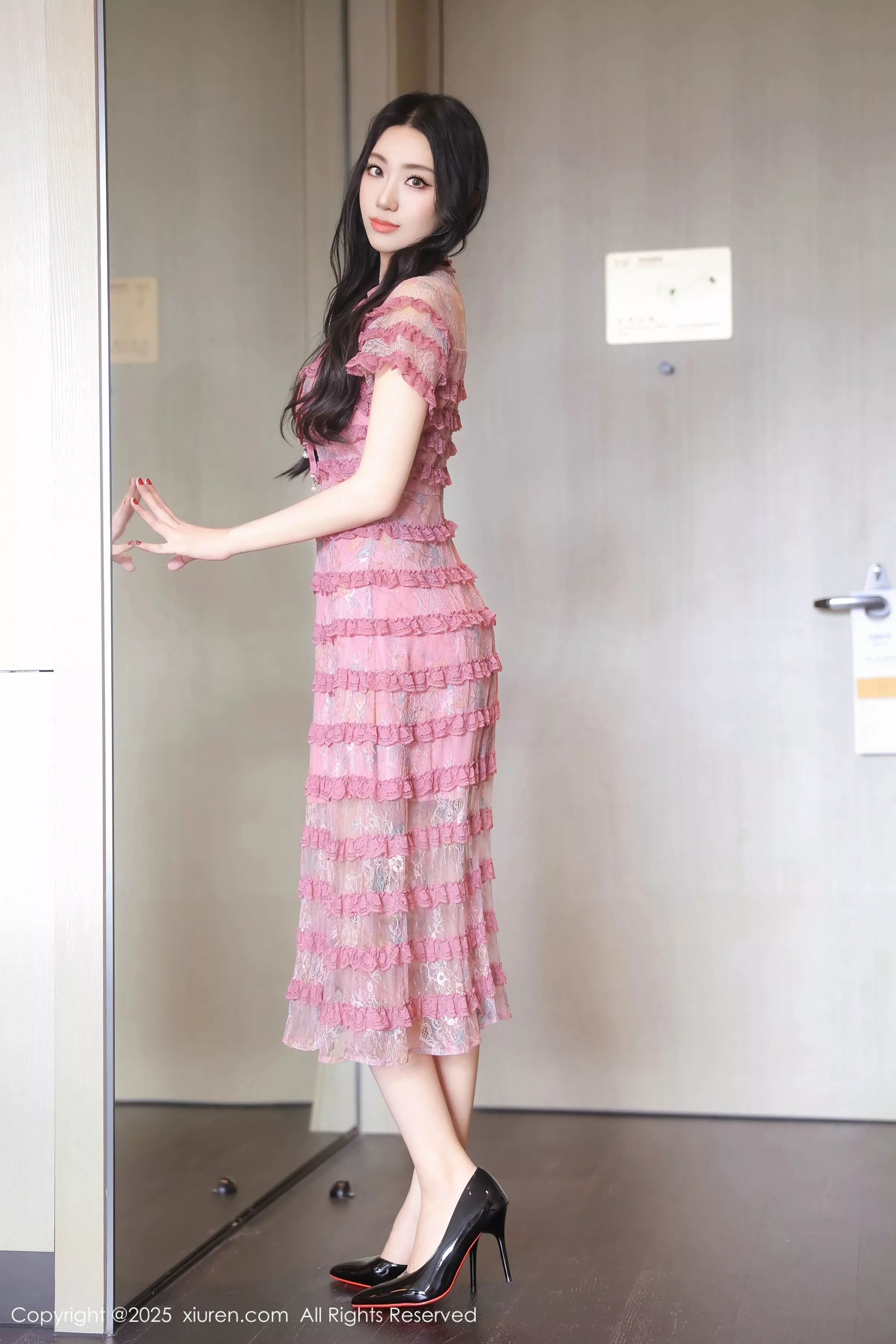 桑宁性感紫色连衣短裙露白色内衣配超薄黑丝秀美腿绝美写真 第 3 张