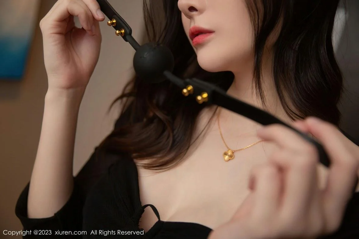 是小逗逗性感黑色服饰配黑丝袜半脱秀曼妙身姿迷人写真 第 5 张