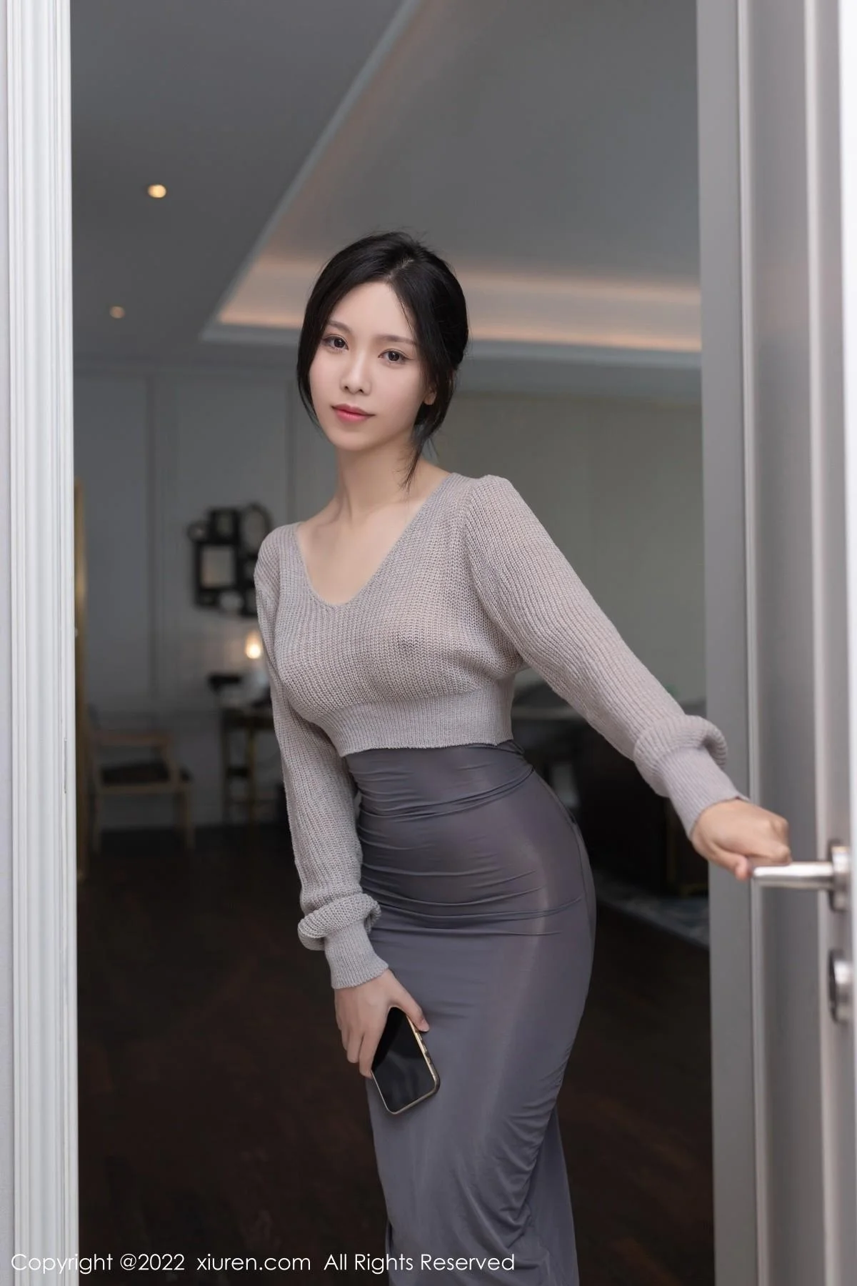 利世情节拍摄性感灰色毛线上衣配长裙秀完美身材绝美写真 第 1 张