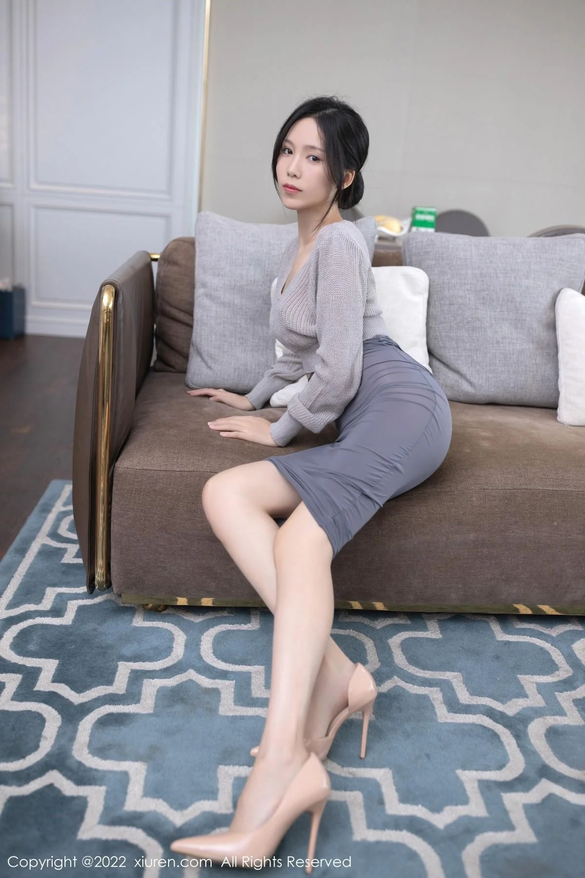 利世情节拍摄性感灰色毛线上衣配长裙秀完美身材绝美写真 第 17 张