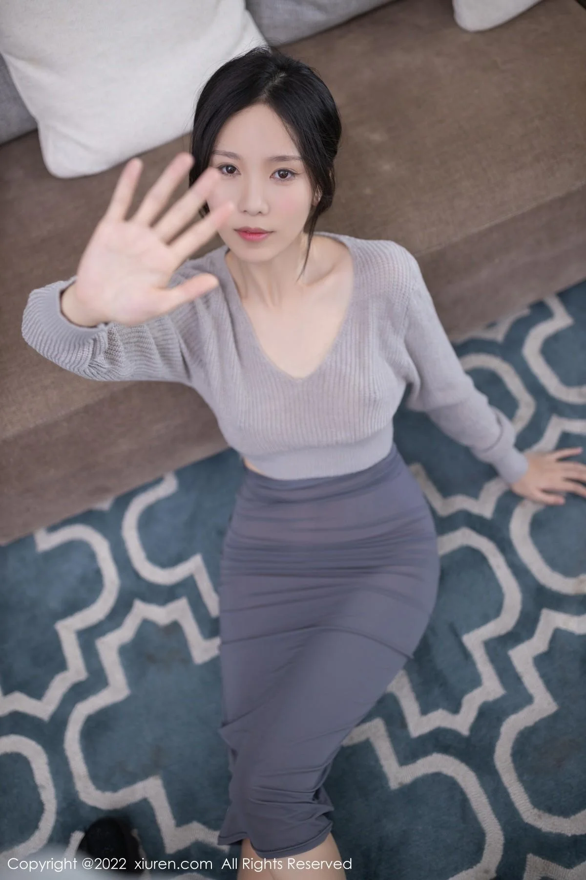 利世情节拍摄性感灰色毛线上衣配长裙秀完美身材绝美写真 第 18 张