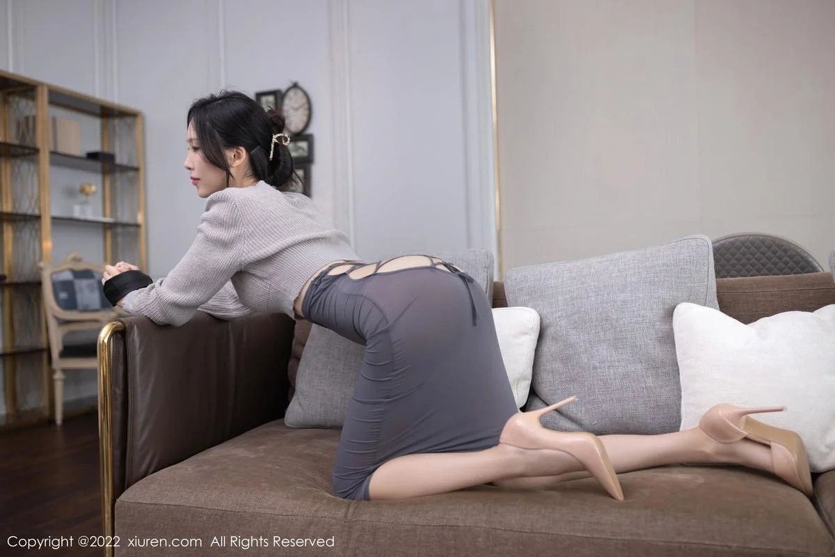 利世情节拍摄性感灰色毛线上衣配长裙秀完美身材绝美写真 第 30 张