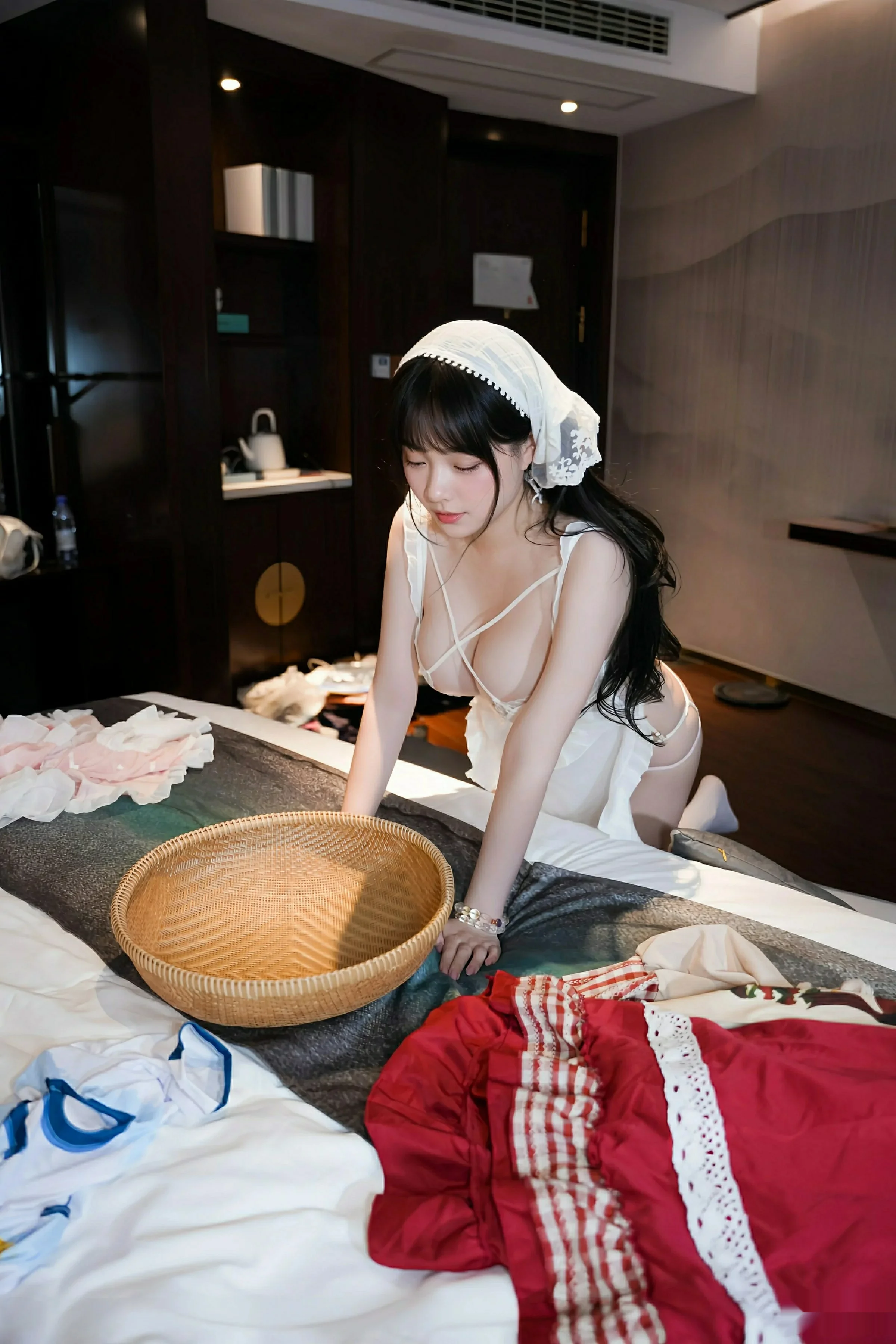 软情性感白色女仆服饰配白色丝袜秀曼妙身姿迷人绝美写真 第 51 张