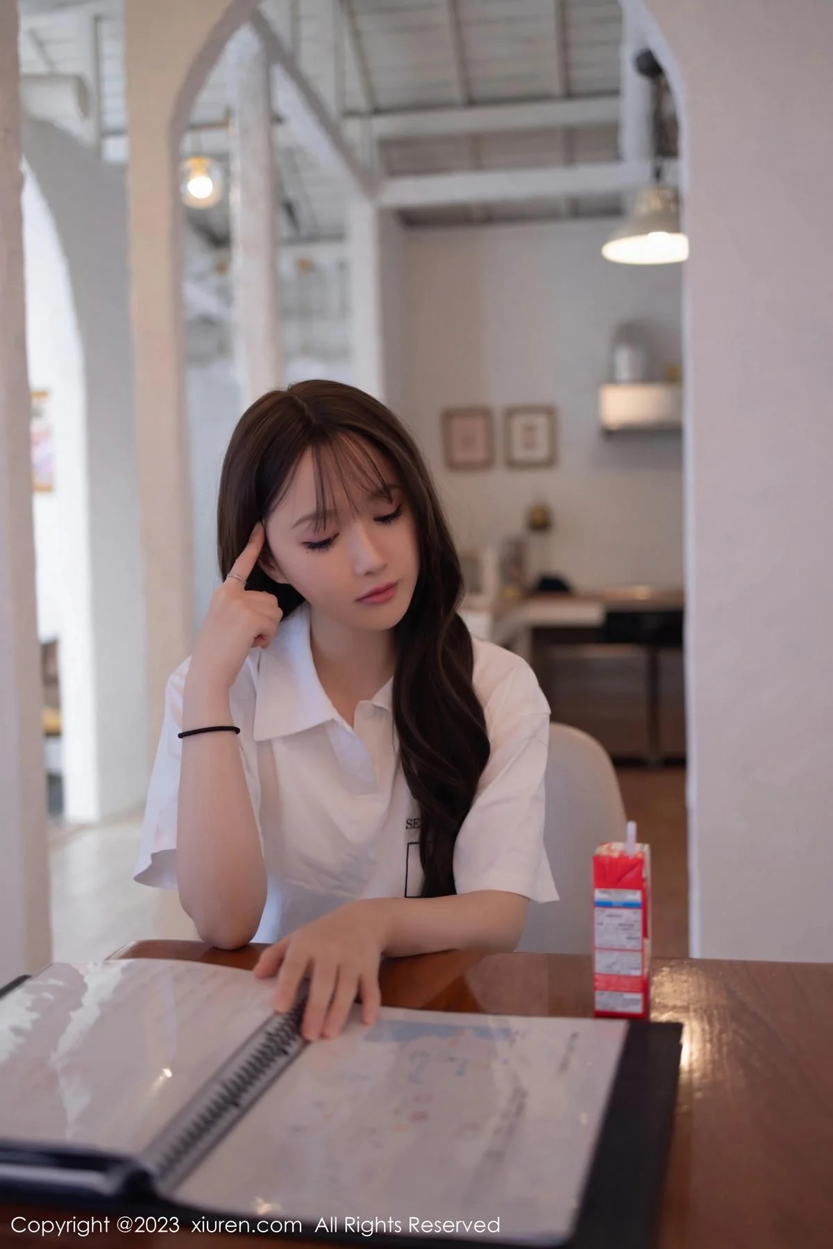 鱼子酱Fish性感白T配灰短裙露黑丝吊袜秀曼妙身姿绝美写真 第 10 张