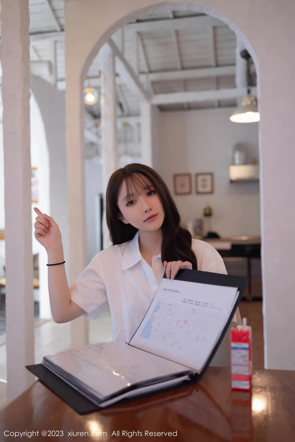 鱼子酱Fish性感白T配灰短裙露黑丝吊袜秀曼妙身姿绝美写真 第 11 张