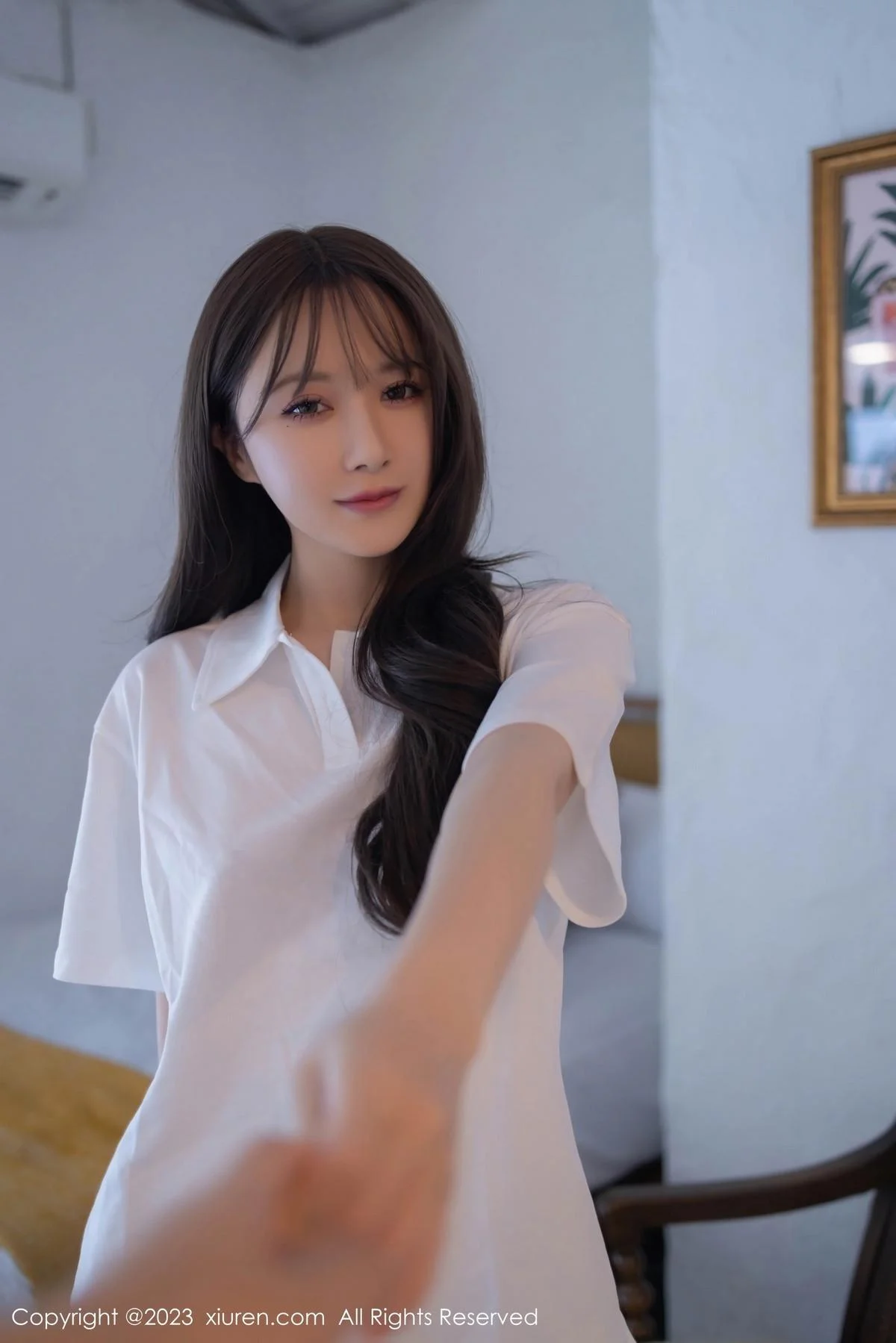 鱼子酱Fish性感白T配灰短裙露黑丝吊袜秀曼妙身姿绝美写真 第 41 张