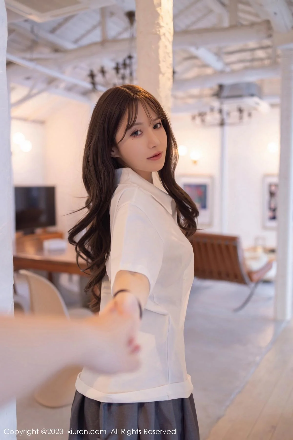 鱼子酱Fish性感白T配灰短裙露黑丝吊袜秀曼妙身姿绝美写真 第 44 张