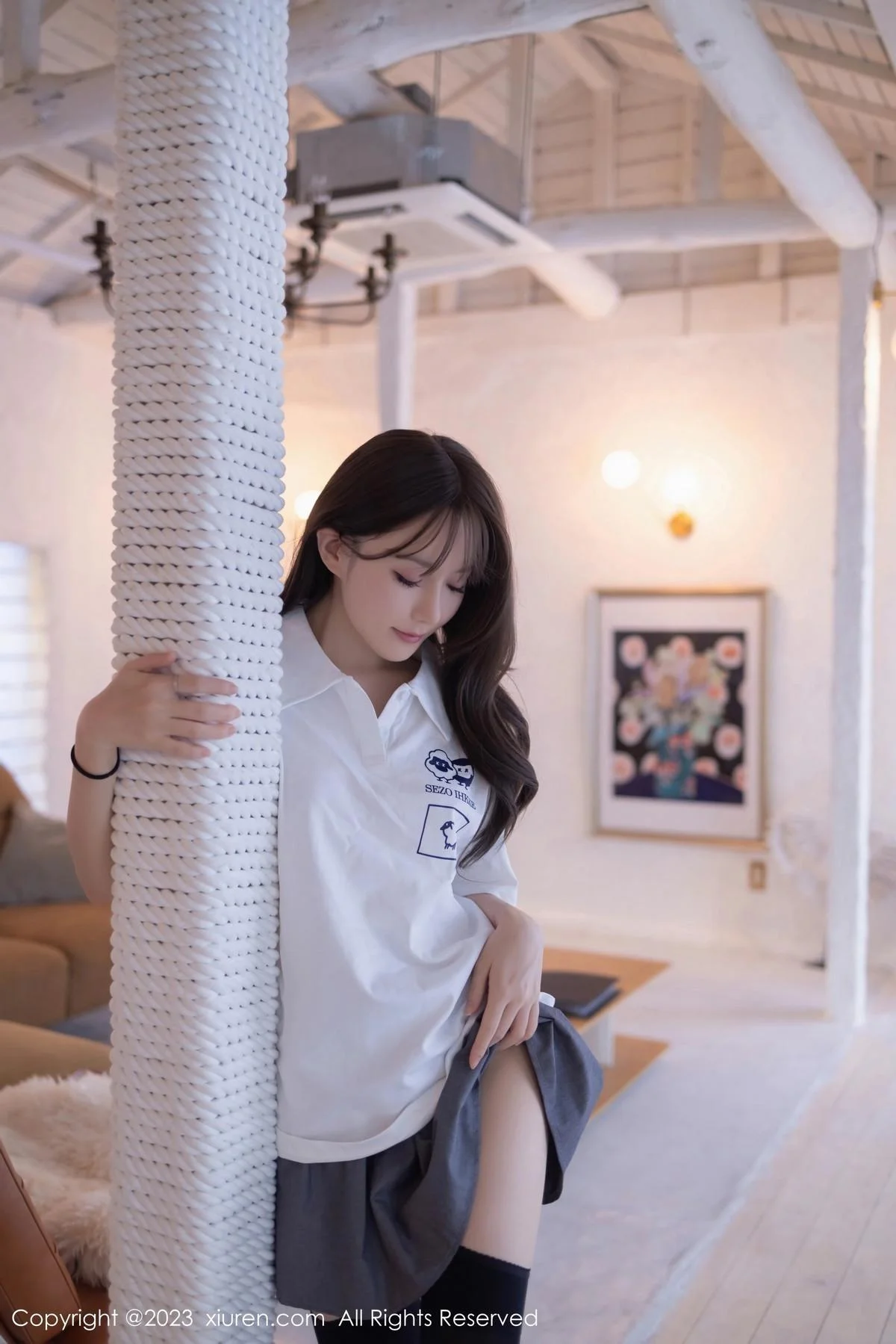 鱼子酱Fish性感白T配灰短裙露黑丝吊袜秀曼妙身姿绝美写真 第 45 张