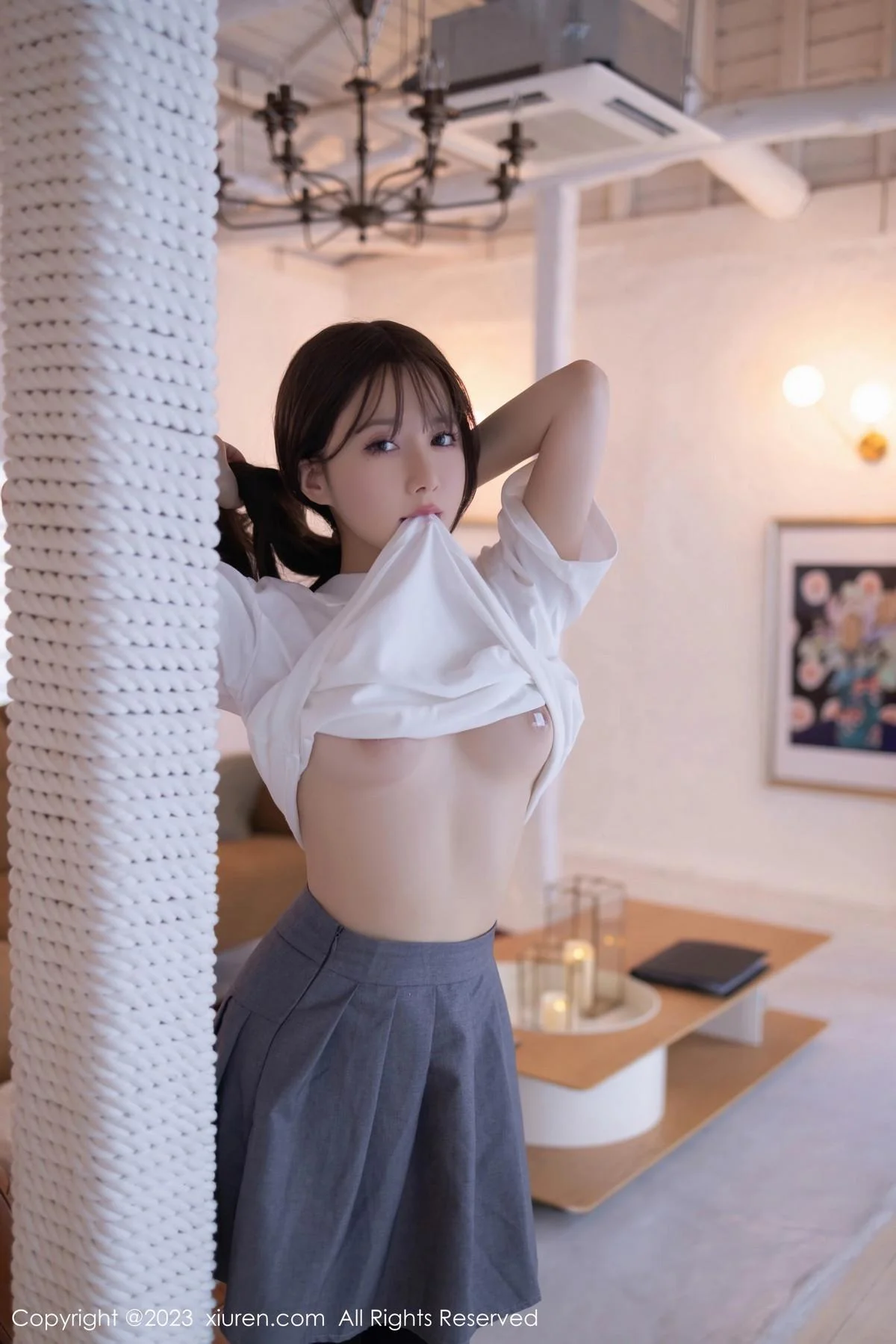 鱼子酱Fish性感白T配灰短裙露黑丝吊袜秀曼妙身姿绝美写真 第 47 张