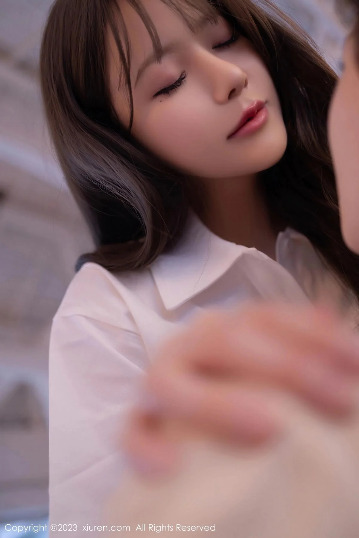鱼子酱Fish性感白T配灰短裙露黑丝吊袜秀曼妙身姿绝美写真 第 57 张