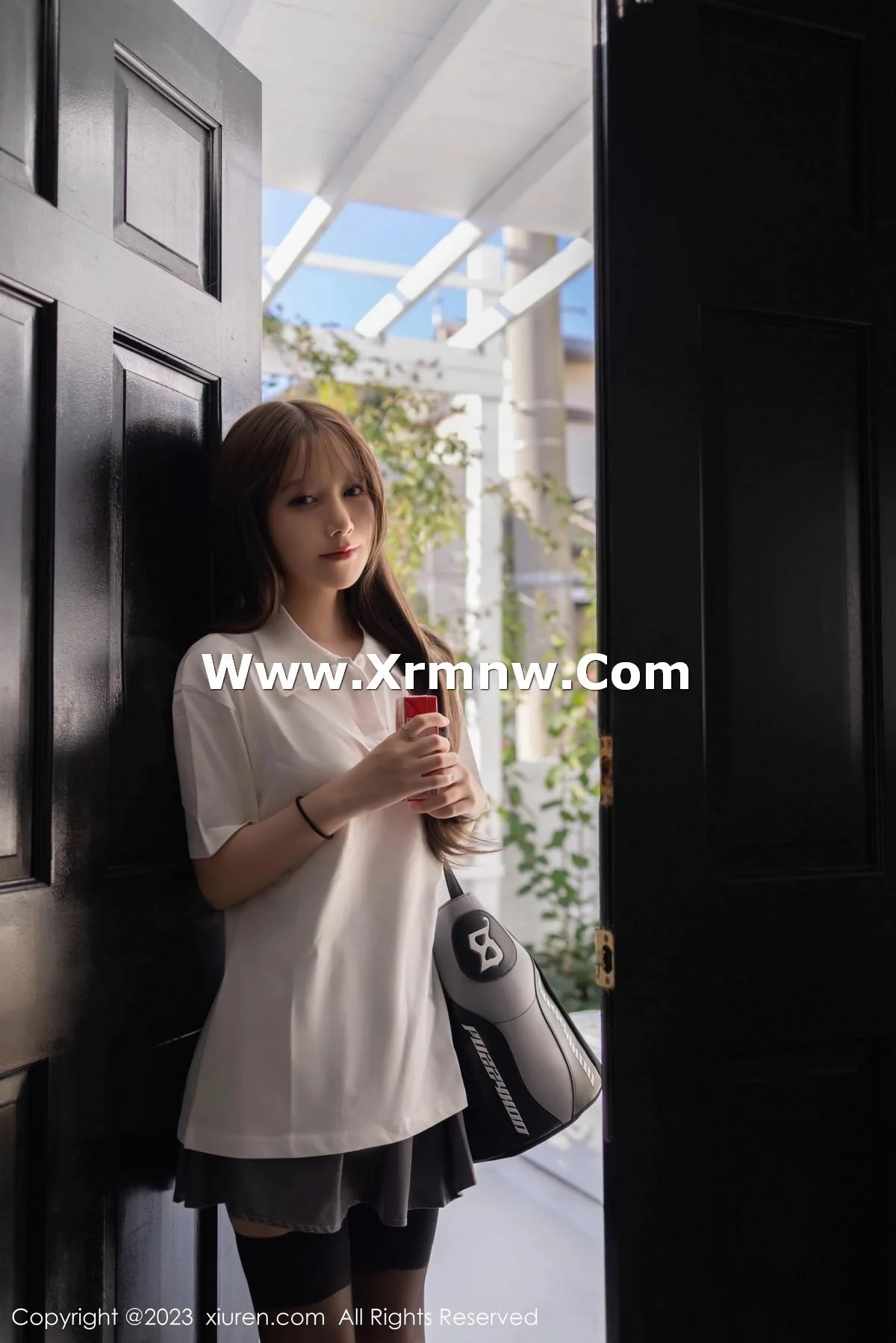 鱼子酱Fish性感白T配灰短裙露黑丝吊袜秀曼妙身姿绝美写真 第 7 张