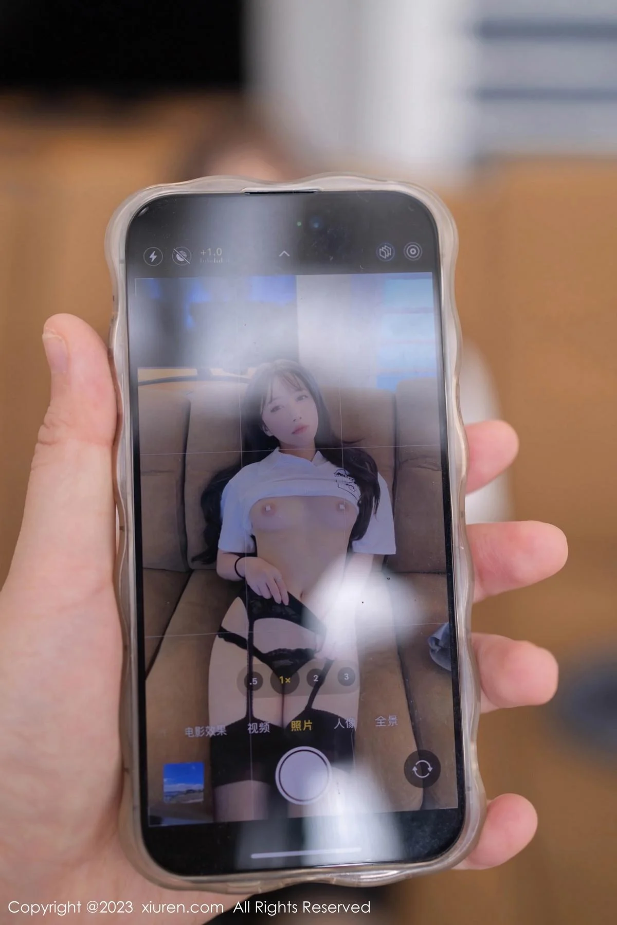 鱼子酱Fish性感白T配灰短裙露黑丝吊袜秀曼妙身姿绝美写真 第 73 张