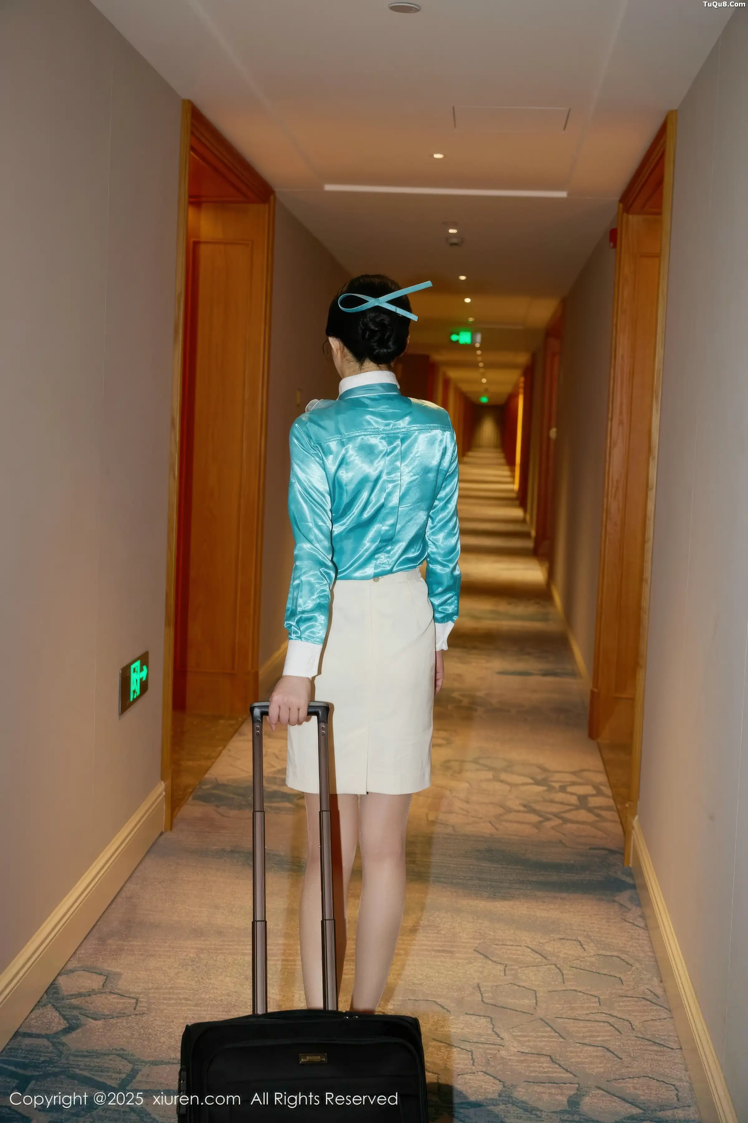 方蕾蕾性感空姐制服露白色内衣配开档肉丝秀凹凸身材绝美写真 第 18 张