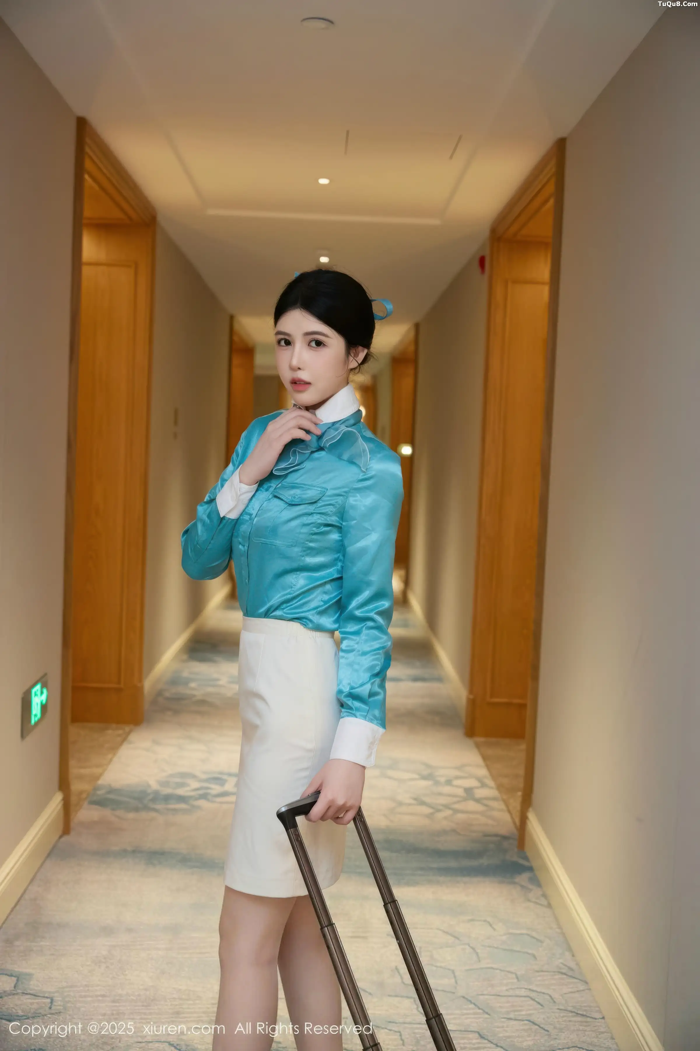 方蕾蕾性感空姐制服露白色内衣配开档肉丝秀凹凸身材绝美写真 第 3 张