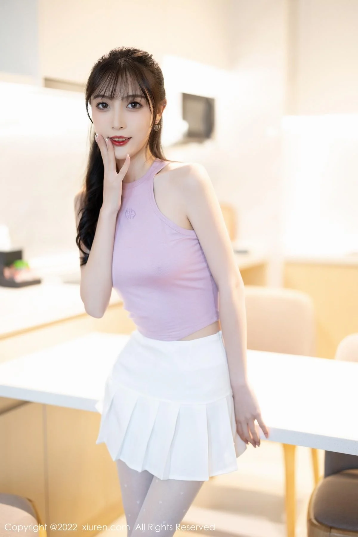 林星阑性感淡紫真空上衣配白短裙秀曼妙身姿迷人绝美写真 第 2 张