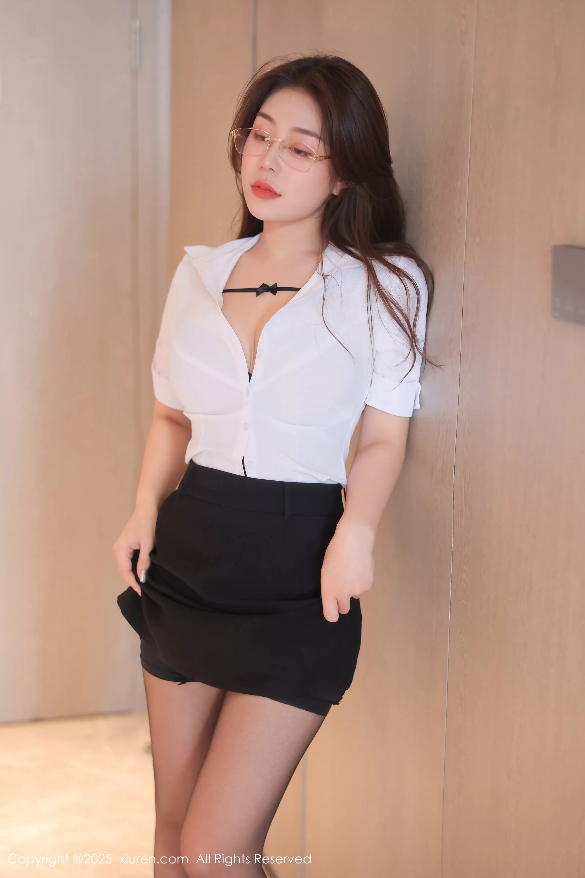 云璎珞性感OL服饰露黑色内衣配黑丝吊袜秀美腿绝美写真 第 12 张