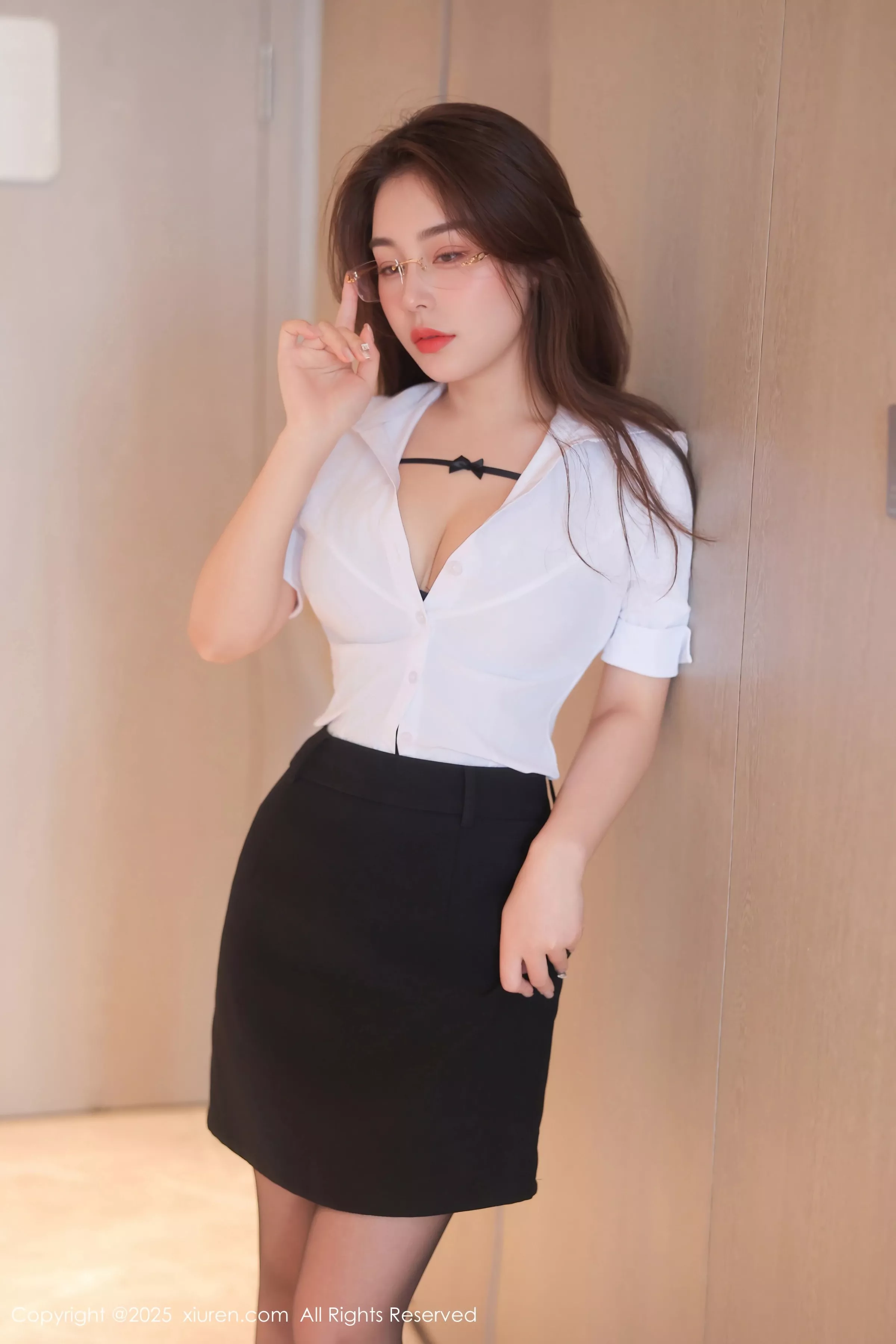 云璎珞性感OL服饰露黑色内衣配黑丝吊袜秀美腿绝美写真 第 14 张