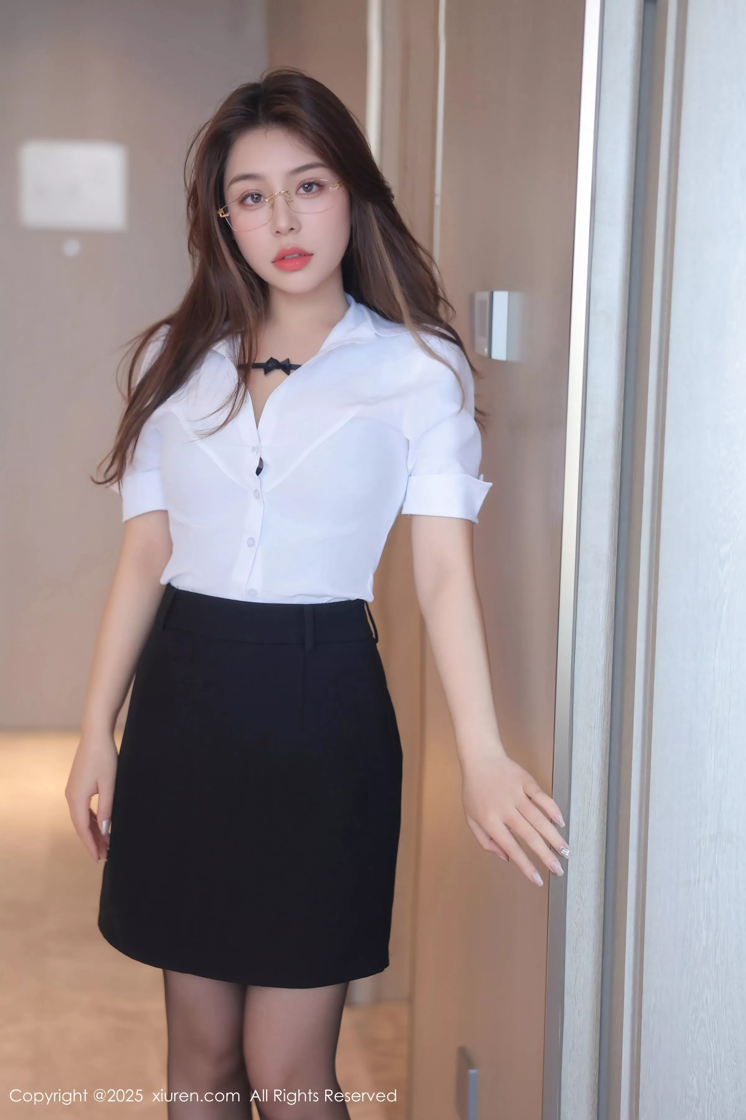 云璎珞性感OL服饰露黑色内衣配黑丝吊袜秀美腿绝美写真 第 2 张