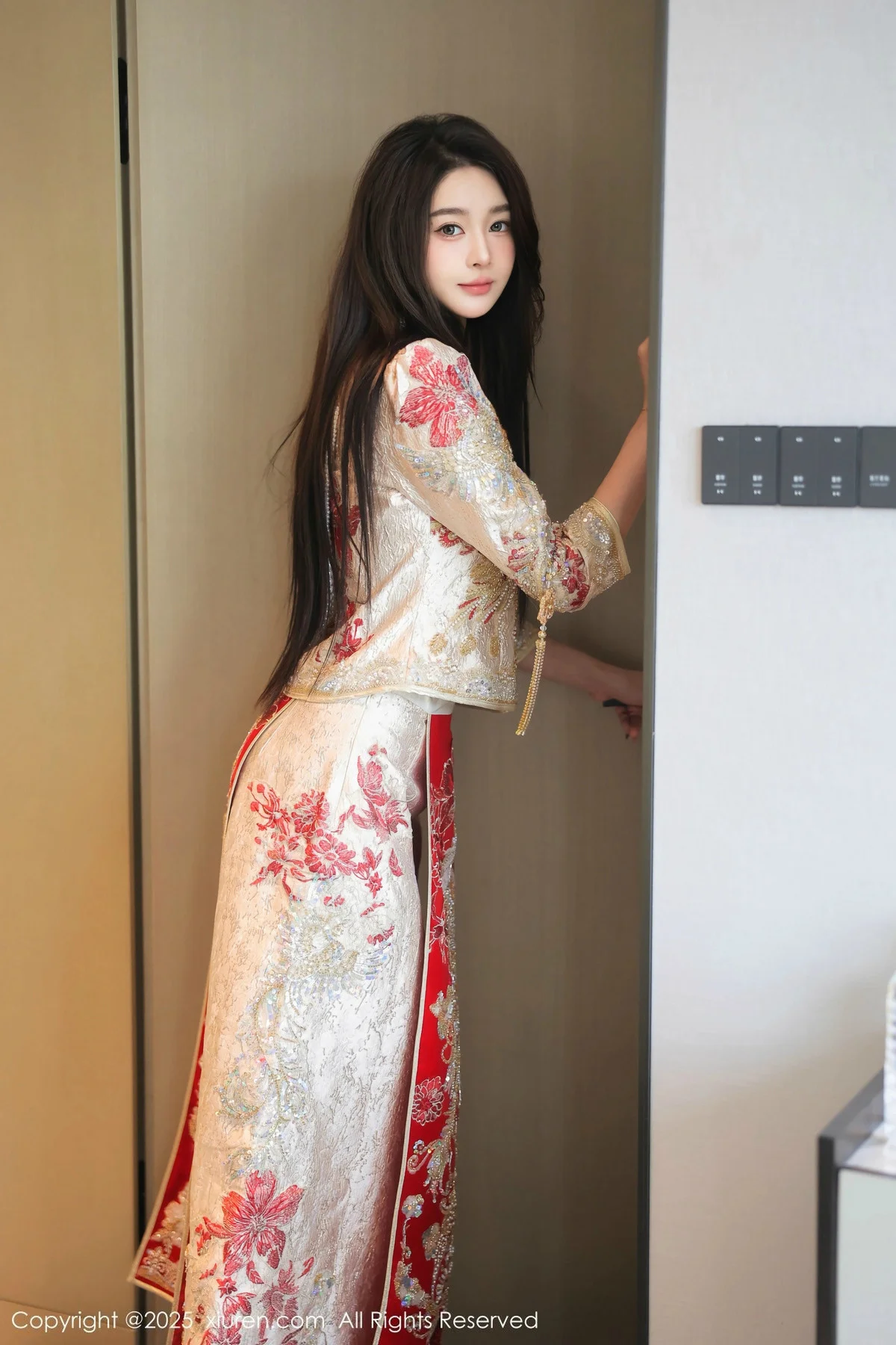 Candy糖糖性感喜庆服饰露红色情趣服饰秀丰腴身材绝美写真 第 3 张