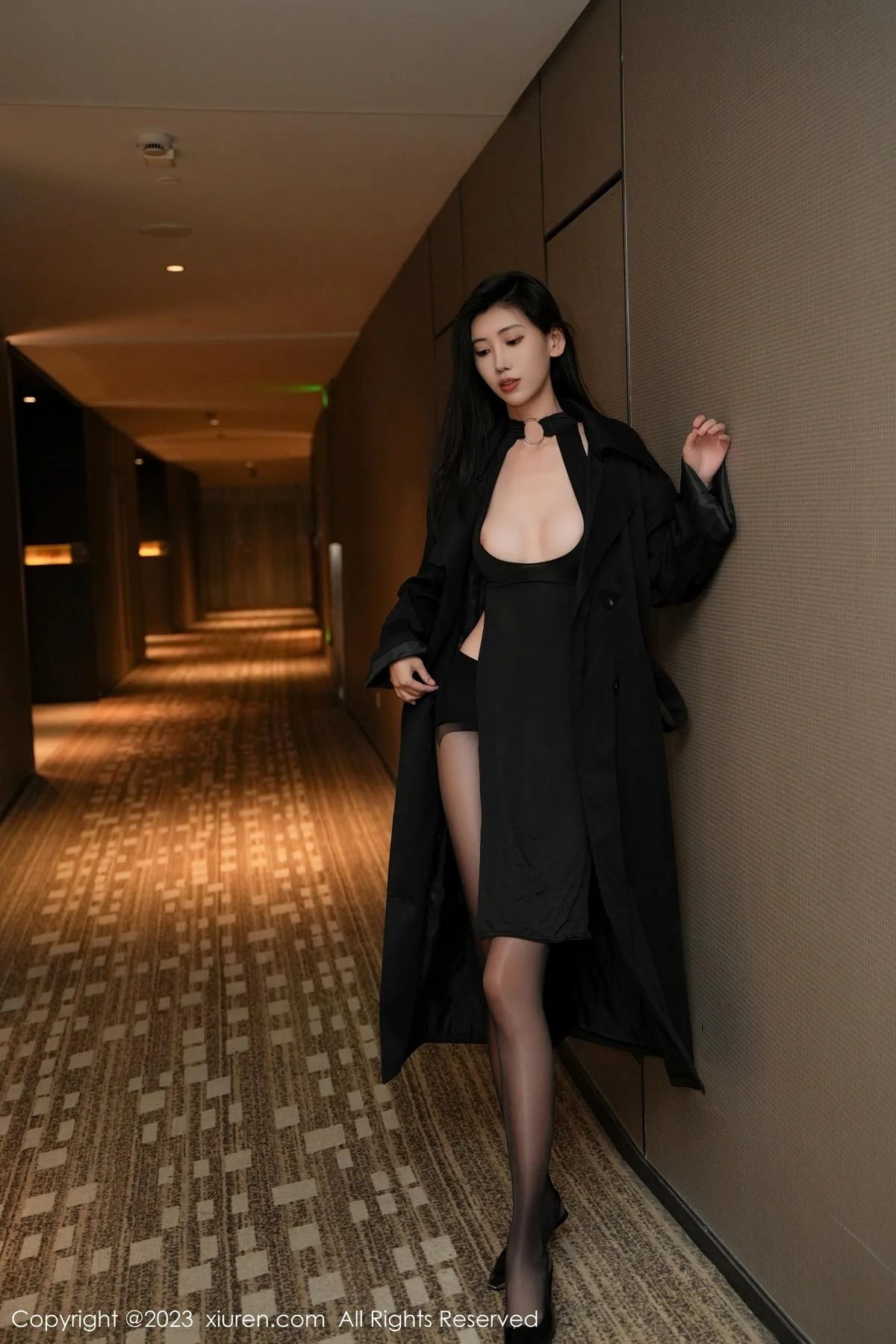 章芃芃性感黑色服饰配闪亮开档黑丝秀翘臀美腿迷人绝美写真 第 14 张