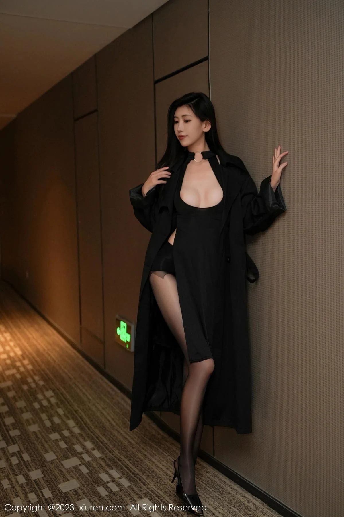 章芃芃性感黑色服饰配闪亮开档黑丝秀翘臀美腿迷人绝美写真 第 17 张