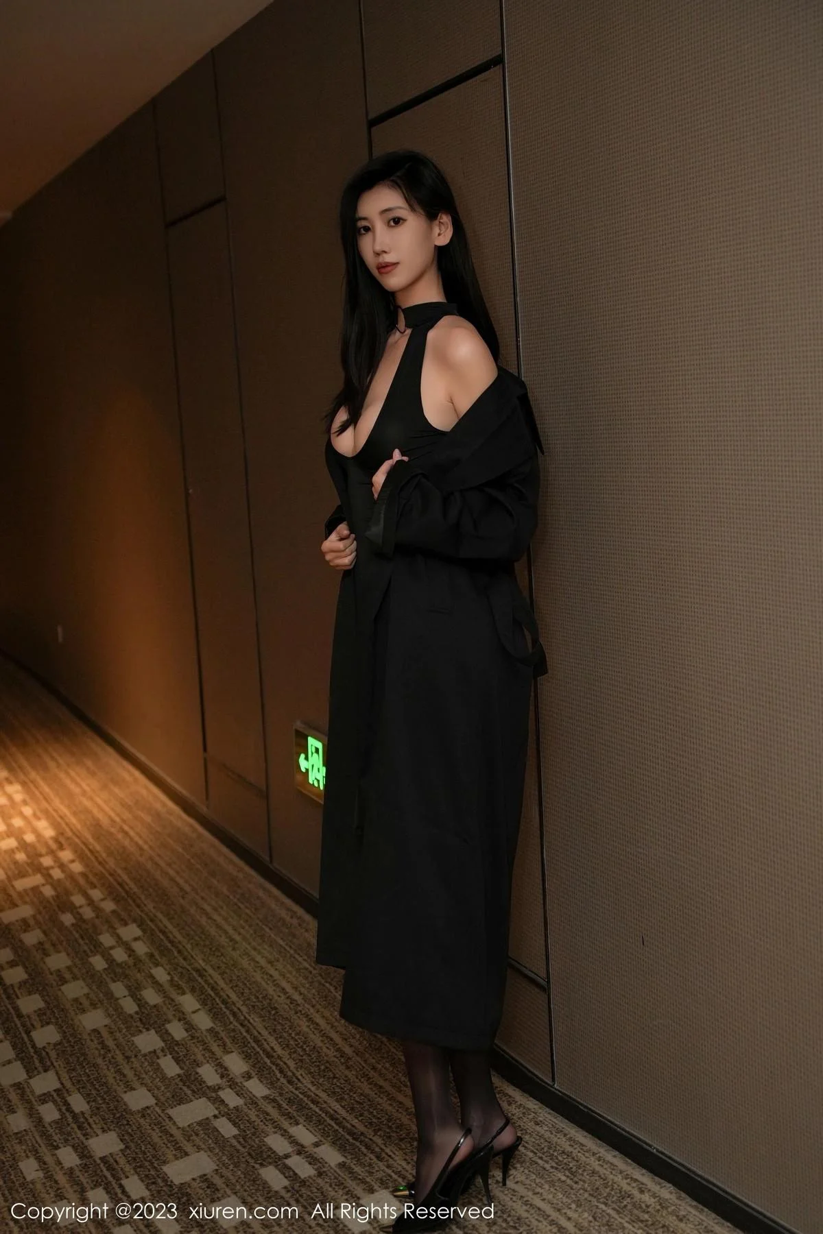 章芃芃性感黑色服饰配闪亮开档黑丝秀翘臀美腿迷人绝美写真 第 20 张