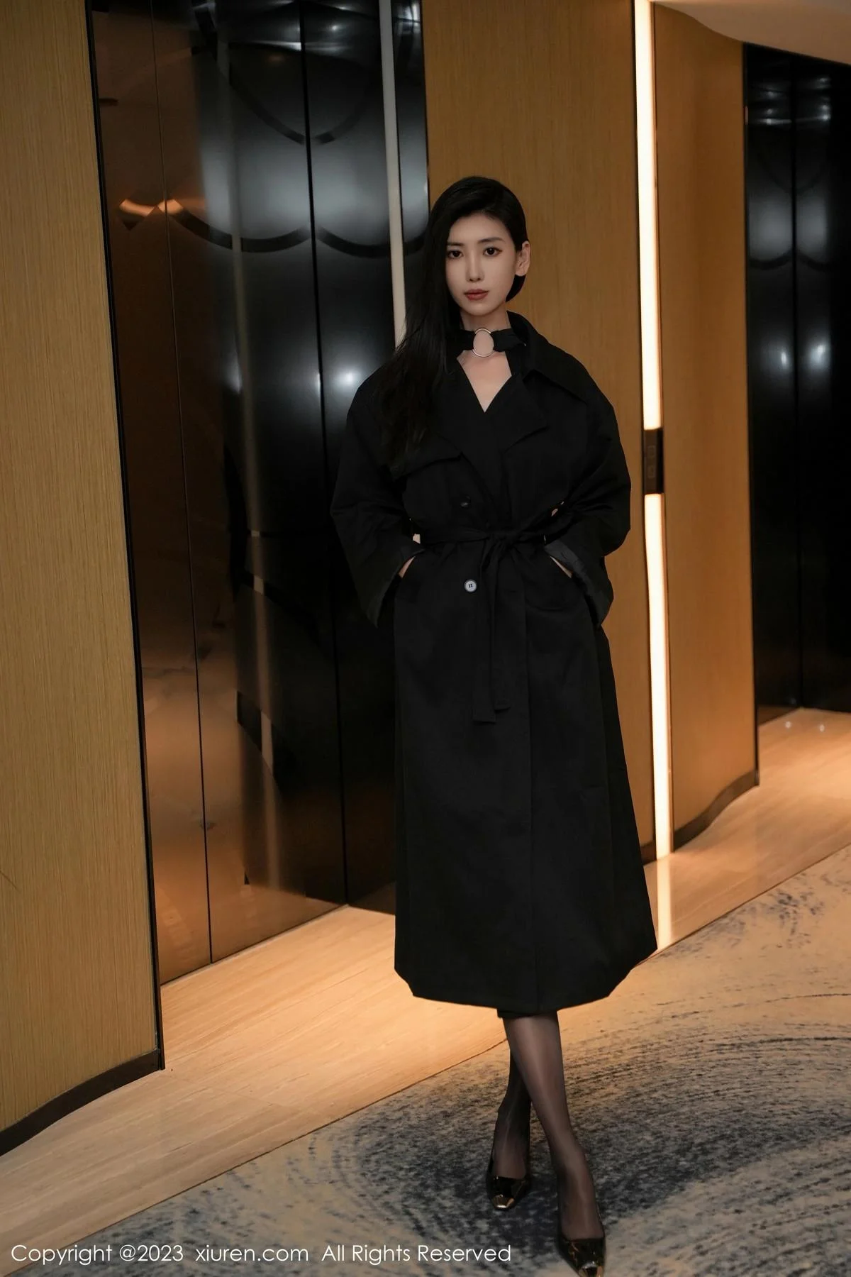 章芃芃性感黑色服饰配闪亮开档黑丝秀翘臀美腿迷人绝美写真 第 7 张