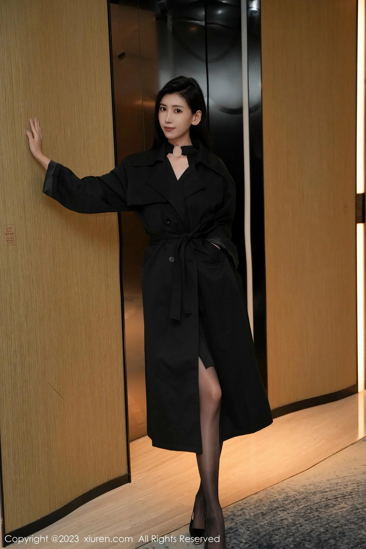 章芃芃性感黑色服饰配闪亮开档黑丝秀翘臀美腿迷人绝美写真 第 9 张