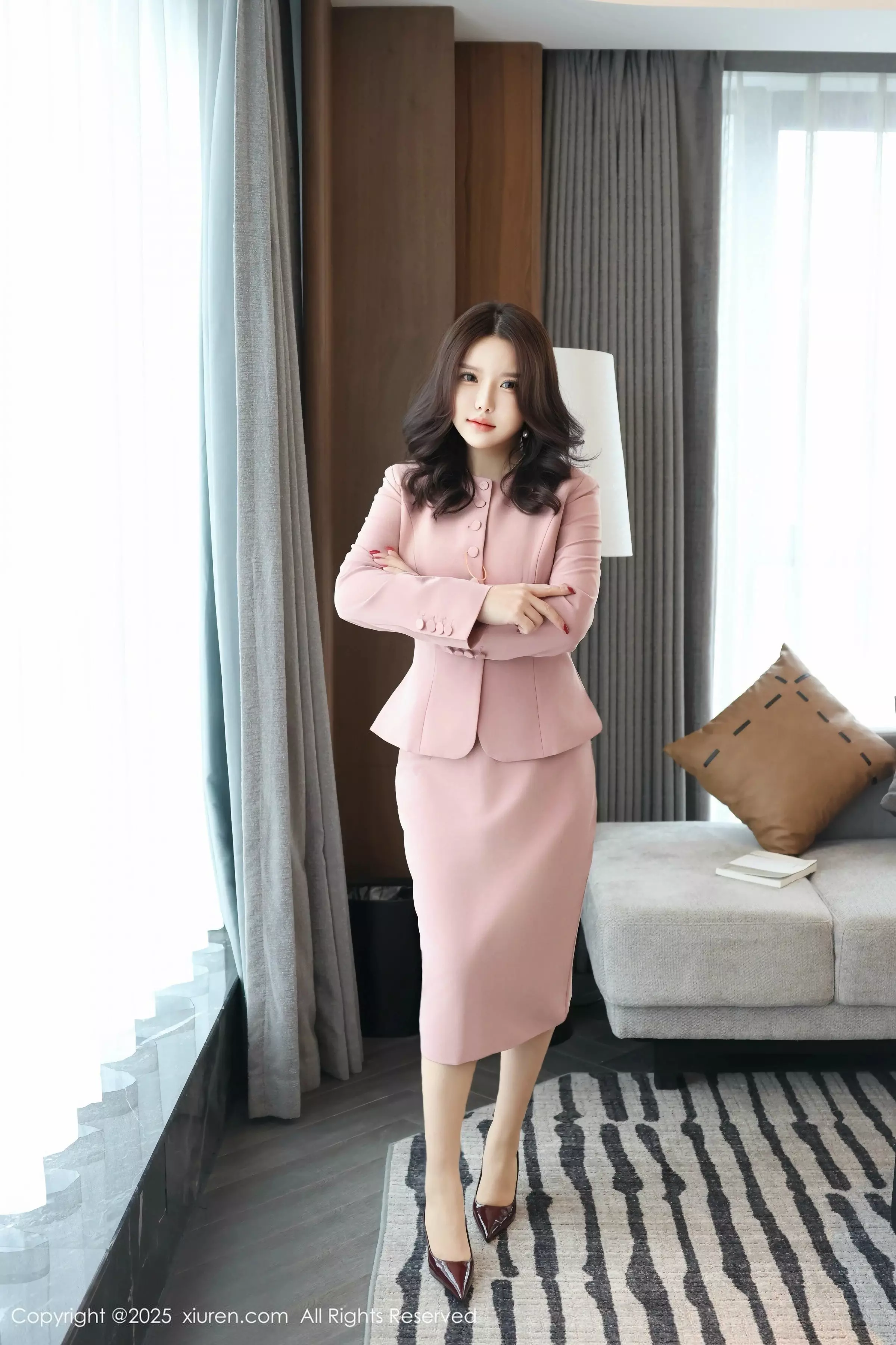 小薯条nienie粉色职业装露白色情趣内衣秀惹火身材绝美写真 第 13 张
